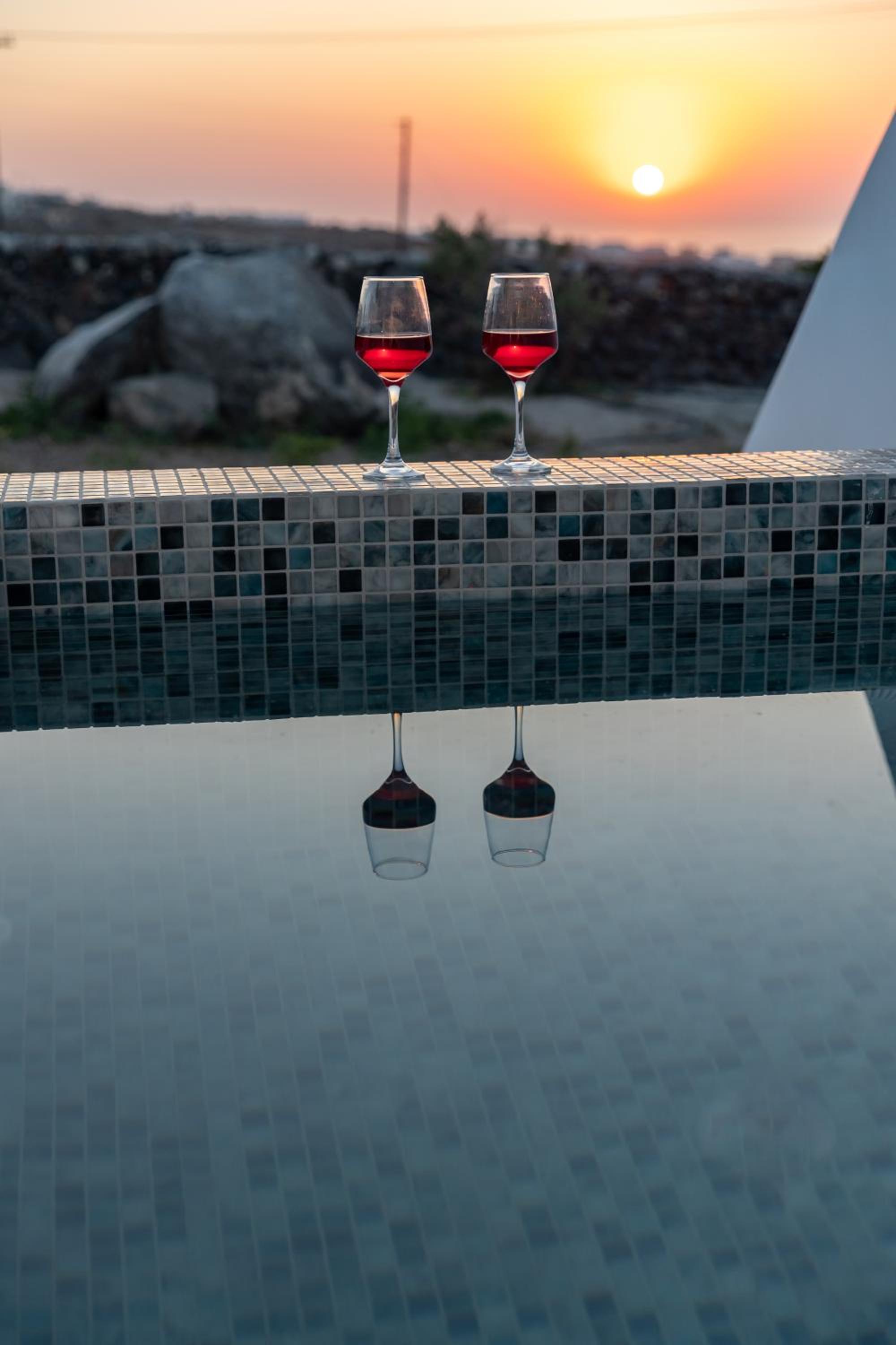 Theophrasti Suites