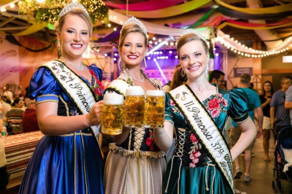 Apartamento Moderno ao Lado da Oktoberfest - Piscina & Academia - Wi-Fi & Estacionamento Gratuito