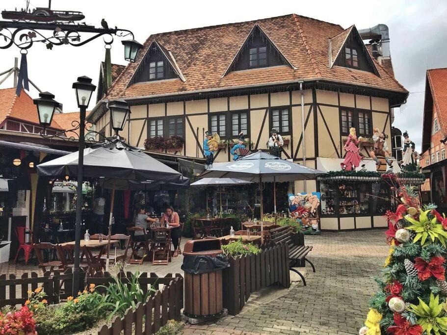 Apartamento Moderno ao Lado da Oktoberfest - Piscina & Academia - Wi-Fi & Estacionamento Gratuito