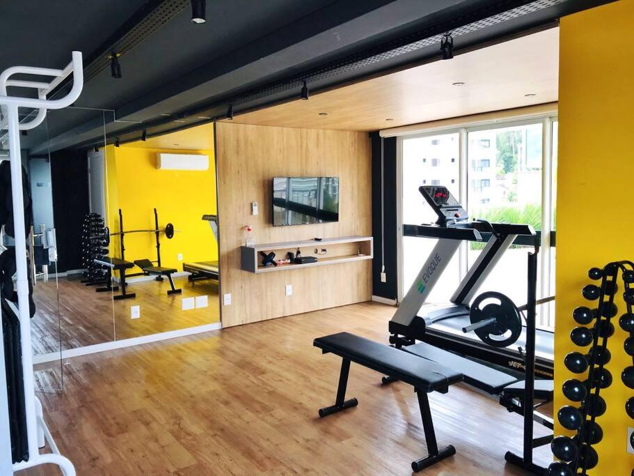 Apartamento Moderno ao Lado da Oktoberfest - Piscina & Academia - Wi-Fi & Estacionamento Gratuito