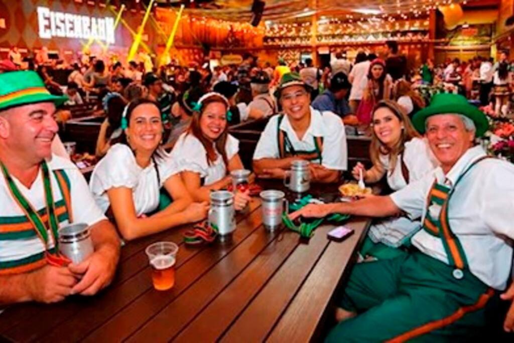 Apartamento Moderno ao Lado da Oktoberfest - Piscina & Academia - Wi-Fi & Estacionamento Gratuito