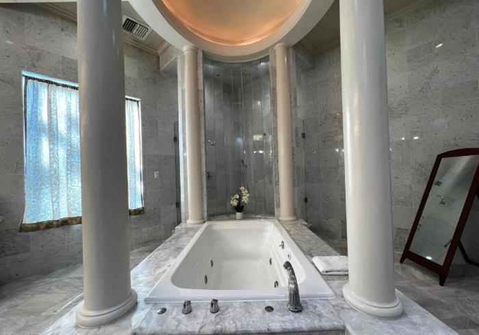 The Sterling Hotel, Photo 3