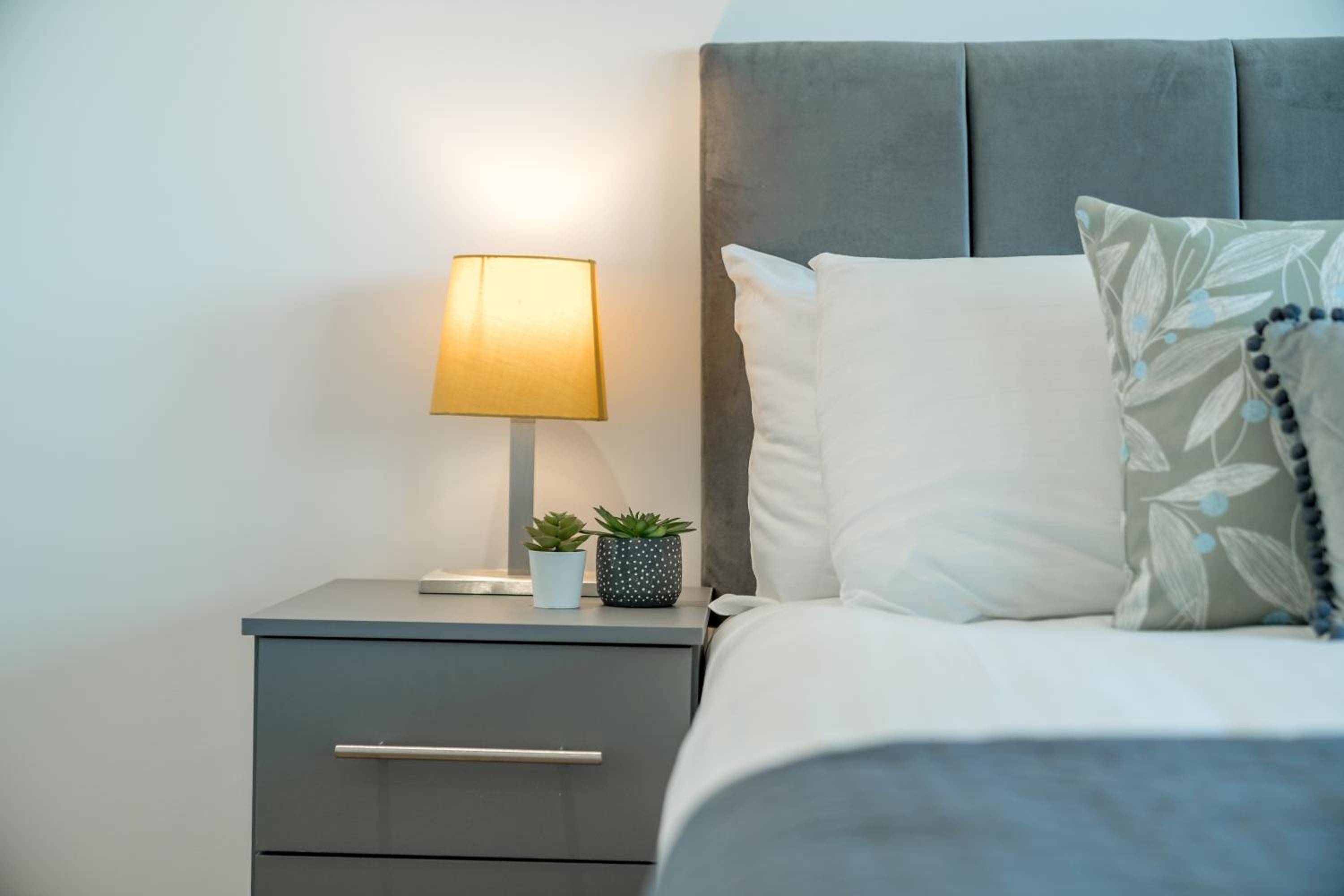 Skyvillion - London Top Floor Apartments With River Thames Views by Woolwich Ferry, Near London Excel, O2 Arena, City Airport, Free WiFi & Parking, GREAT R