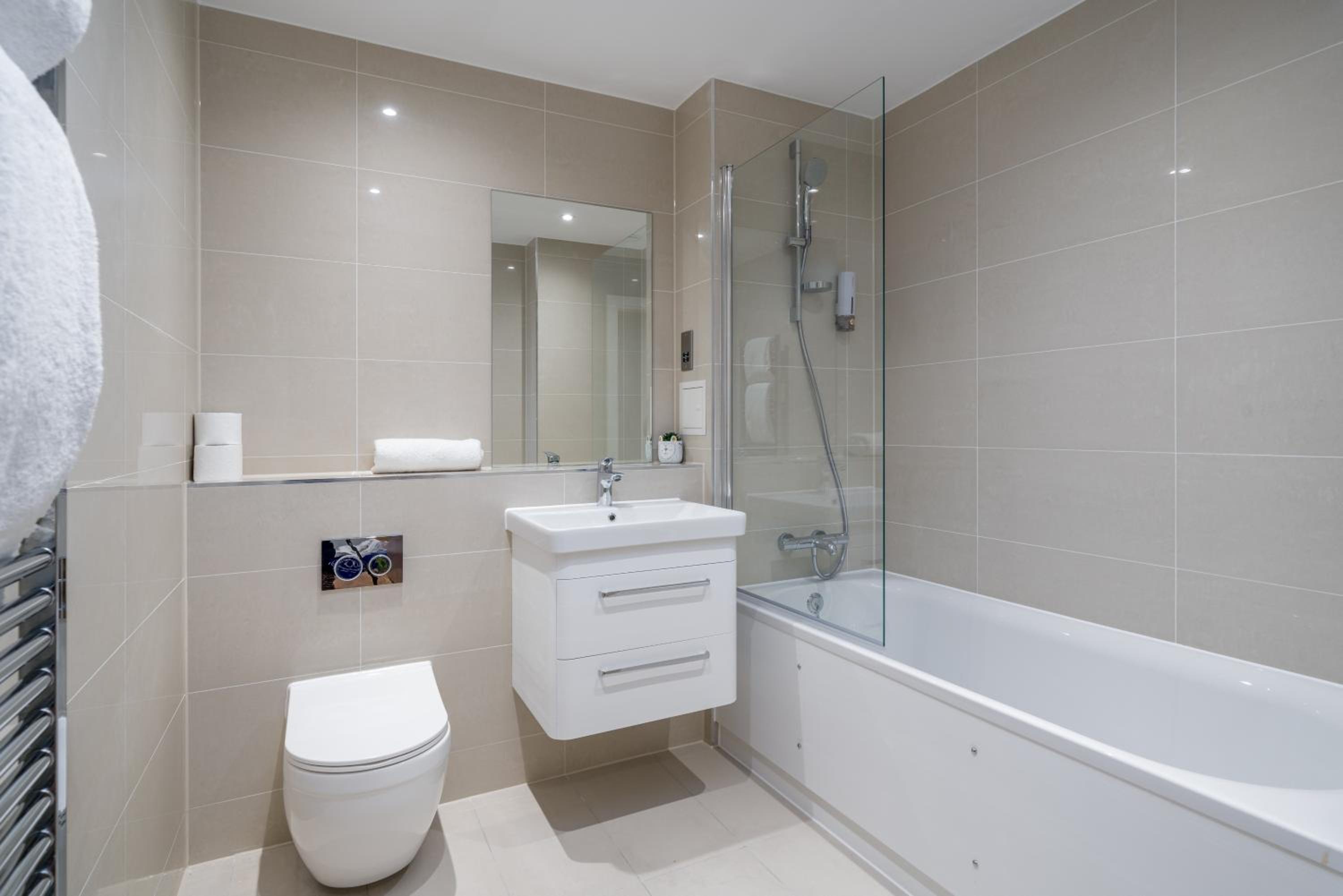 Skyvillion - London Top Floor Apartments With River Thames Views by Woolwich Ferry, Near London Excel, O2 Arena, City Airport, Free WiFi & Parking, GREAT R