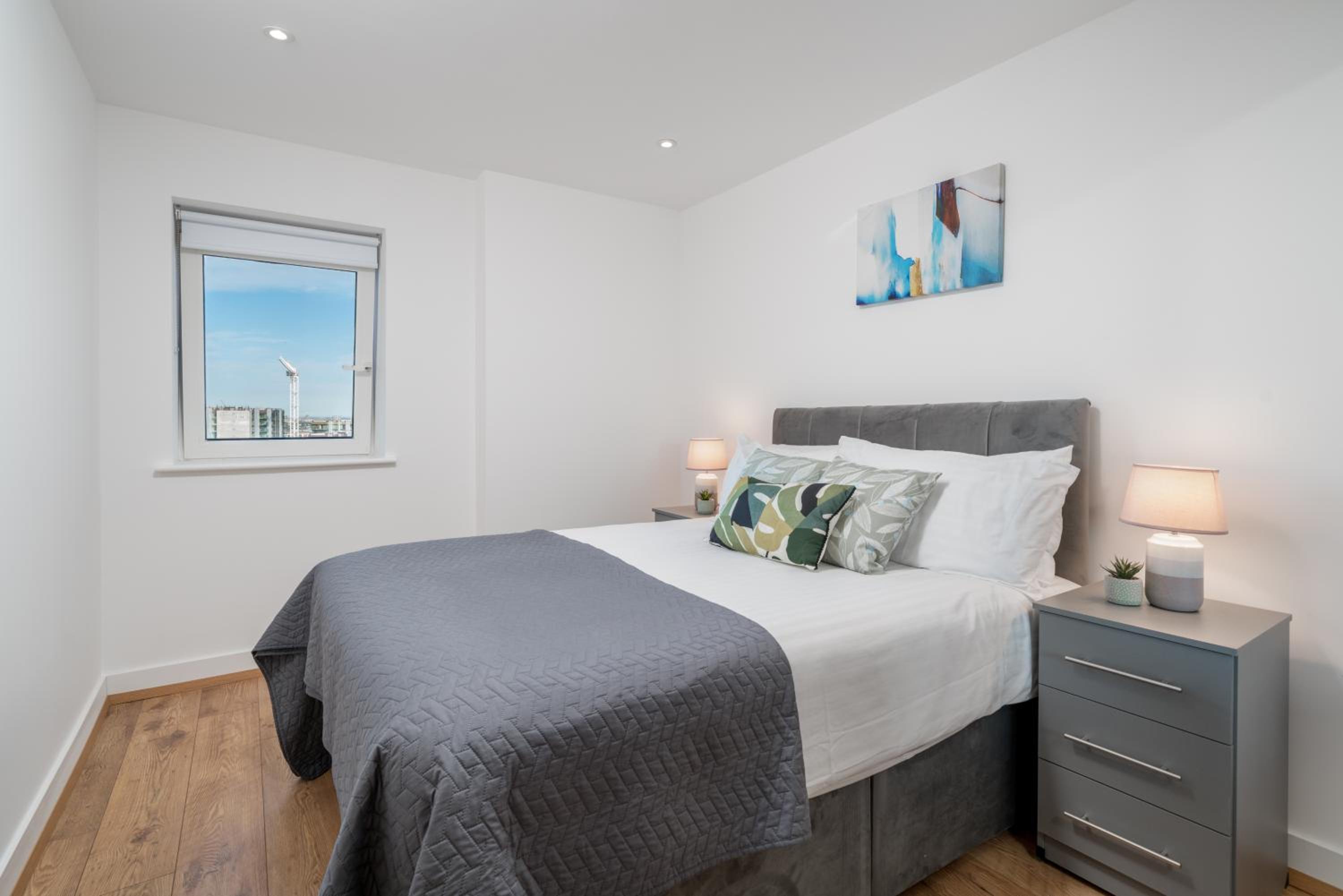 Skyvillion - London Top Floor Apartments With River Thames Views by Woolwich Ferry, Near London Excel, O2 Arena, City Airport, Free WiFi & Parking, GREAT R