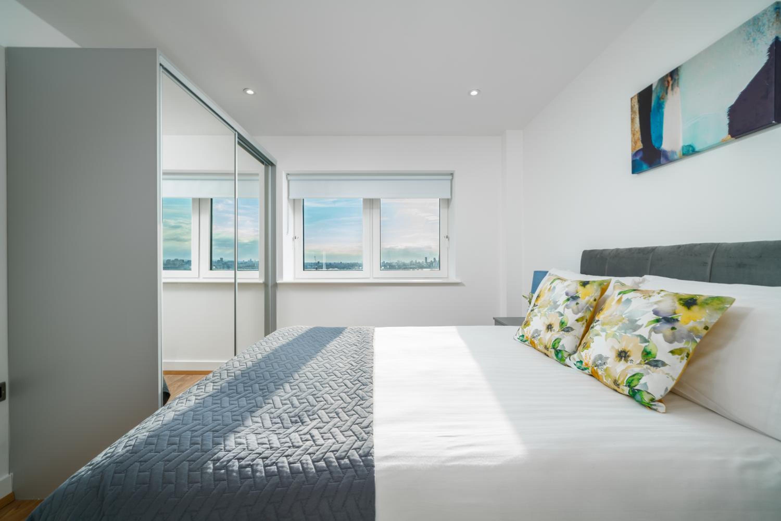 Skyvillion - London Top Floor Apartments With River Thames Views by Woolwich Ferry, Near London Excel, O2 Arena, City Airport, Free WiFi & Parking, GREAT R