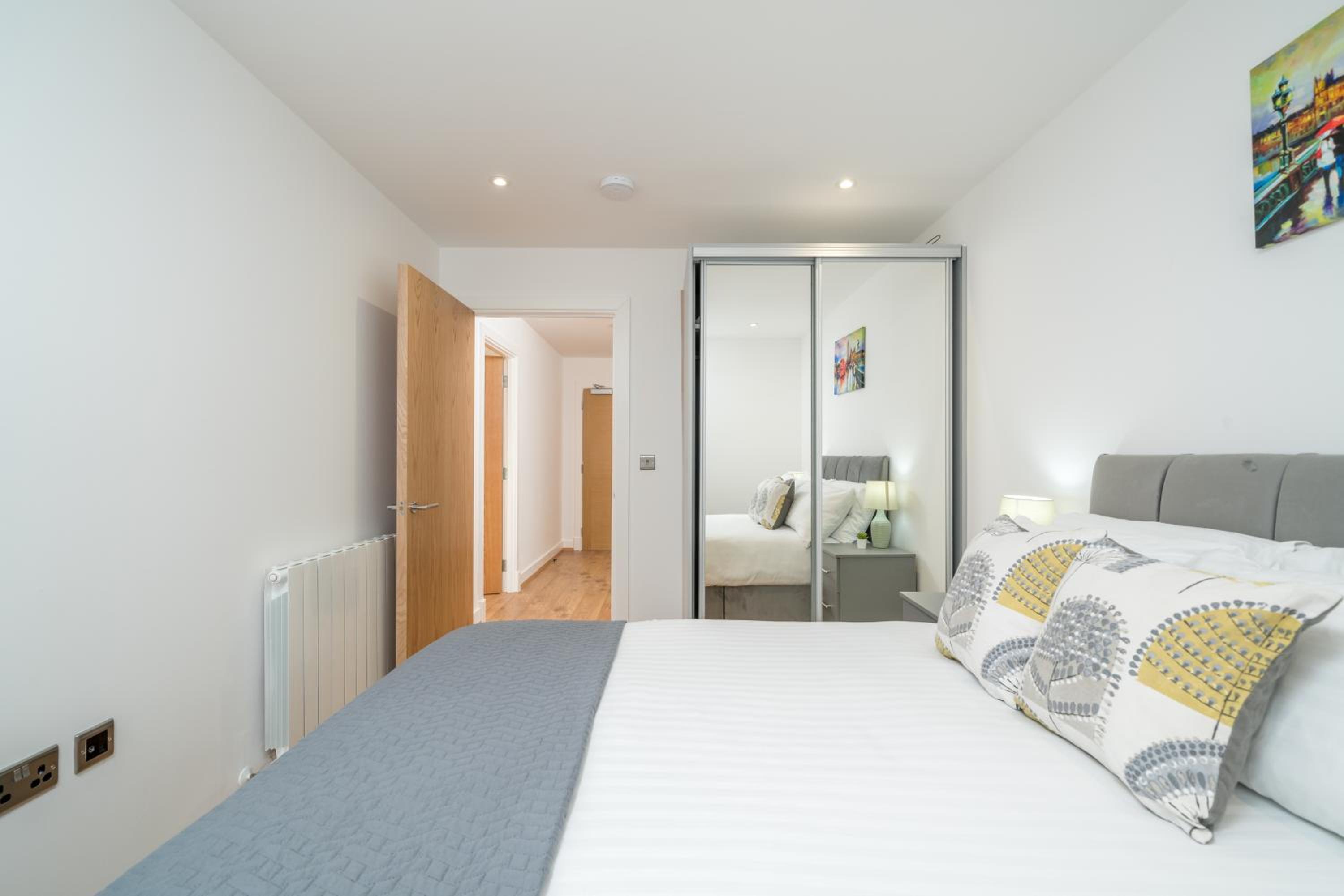 Skyvillion - London Top Floor Apartments With River Thames Views by Woolwich Ferry, Near London Excel, O2 Arena, City Airport, Free WiFi & Parking, GREAT R