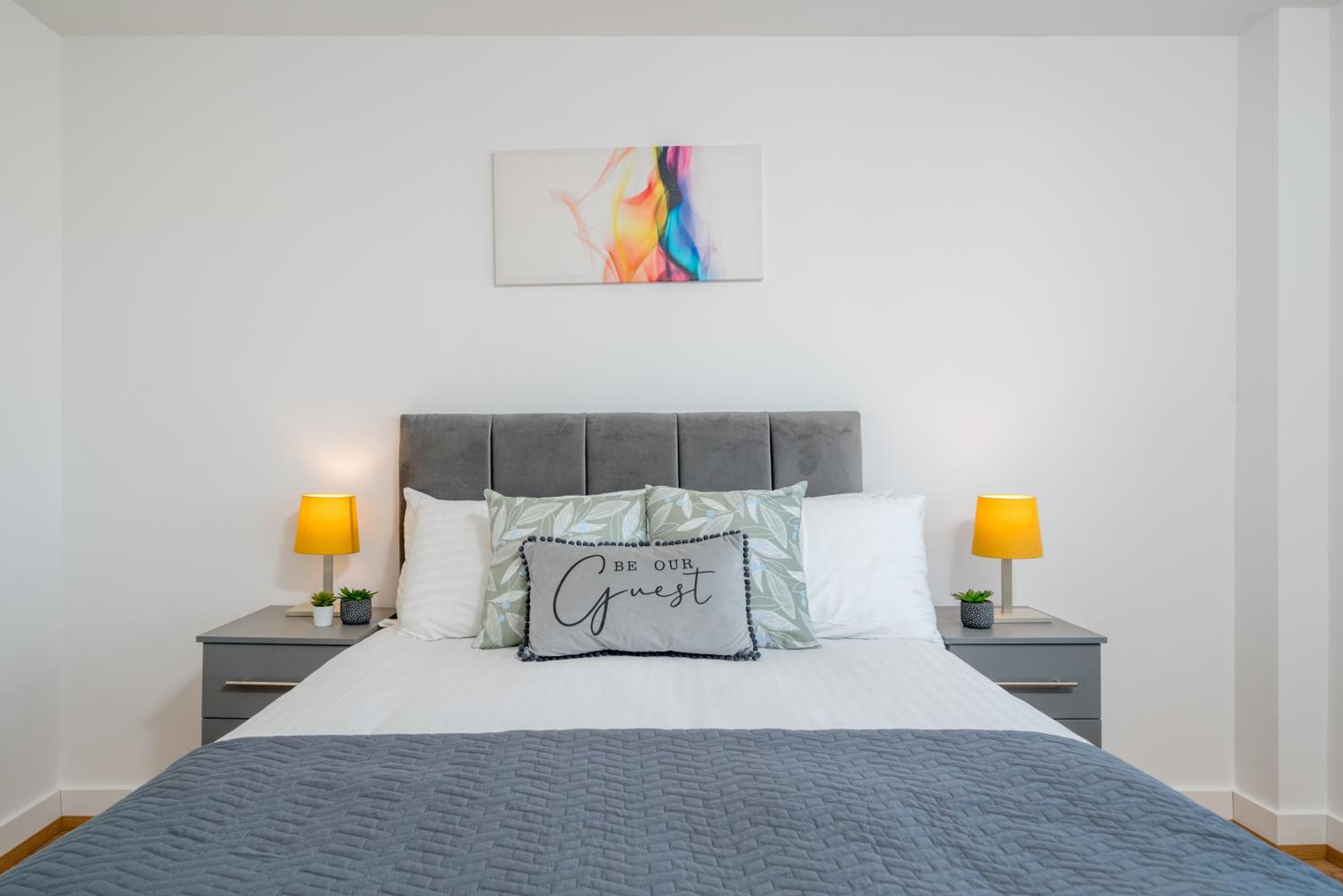 Skyvillion - London Top Floor Apartments With River Thames Views by Woolwich Ferry, Near London Excel, O2 Arena, City Airport, Free WiFi & Parking, GREAT R