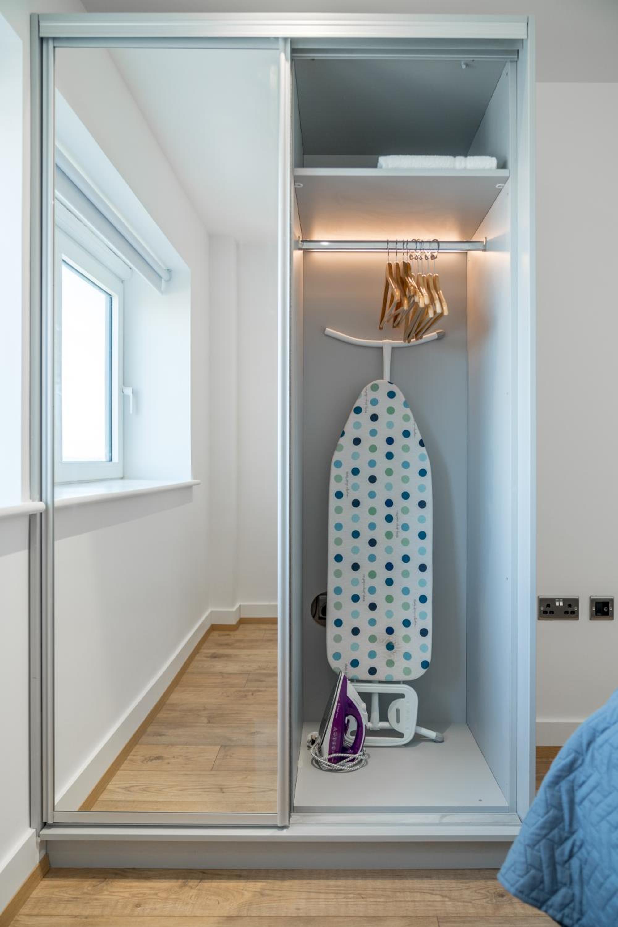 Skyvillion - London Top Floor Apartments With River Thames Views by Woolwich Ferry, Near London Excel, O2 Arena, City Airport, Free WiFi & Parking, GREAT R