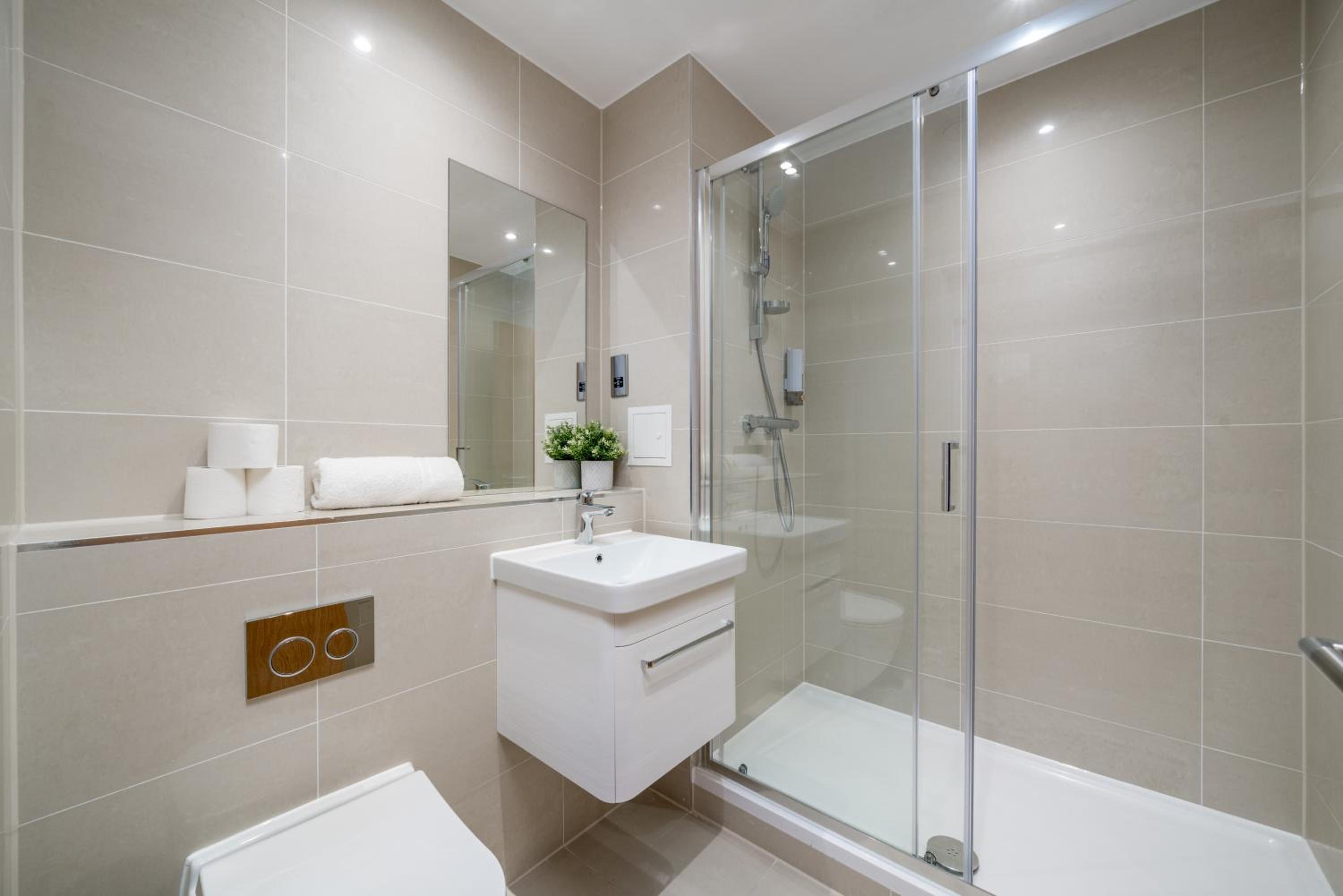 Skyvillion - London Top Floor Apartments With River Thames Views by Woolwich Ferry, Near London Excel, O2 Arena, City Airport, Free WiFi & Parking, GREAT R