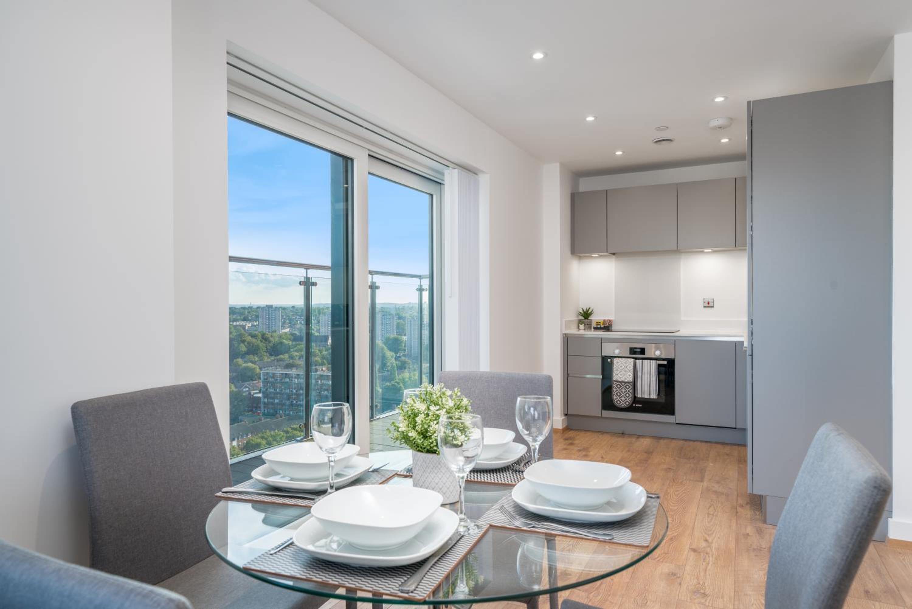 Skyvillion - London Top Floor Apartments With River Thames Views by Woolwich Ferry, Near London Excel, O2 Arena, City Airport, Free WiFi & Parking, GREAT R