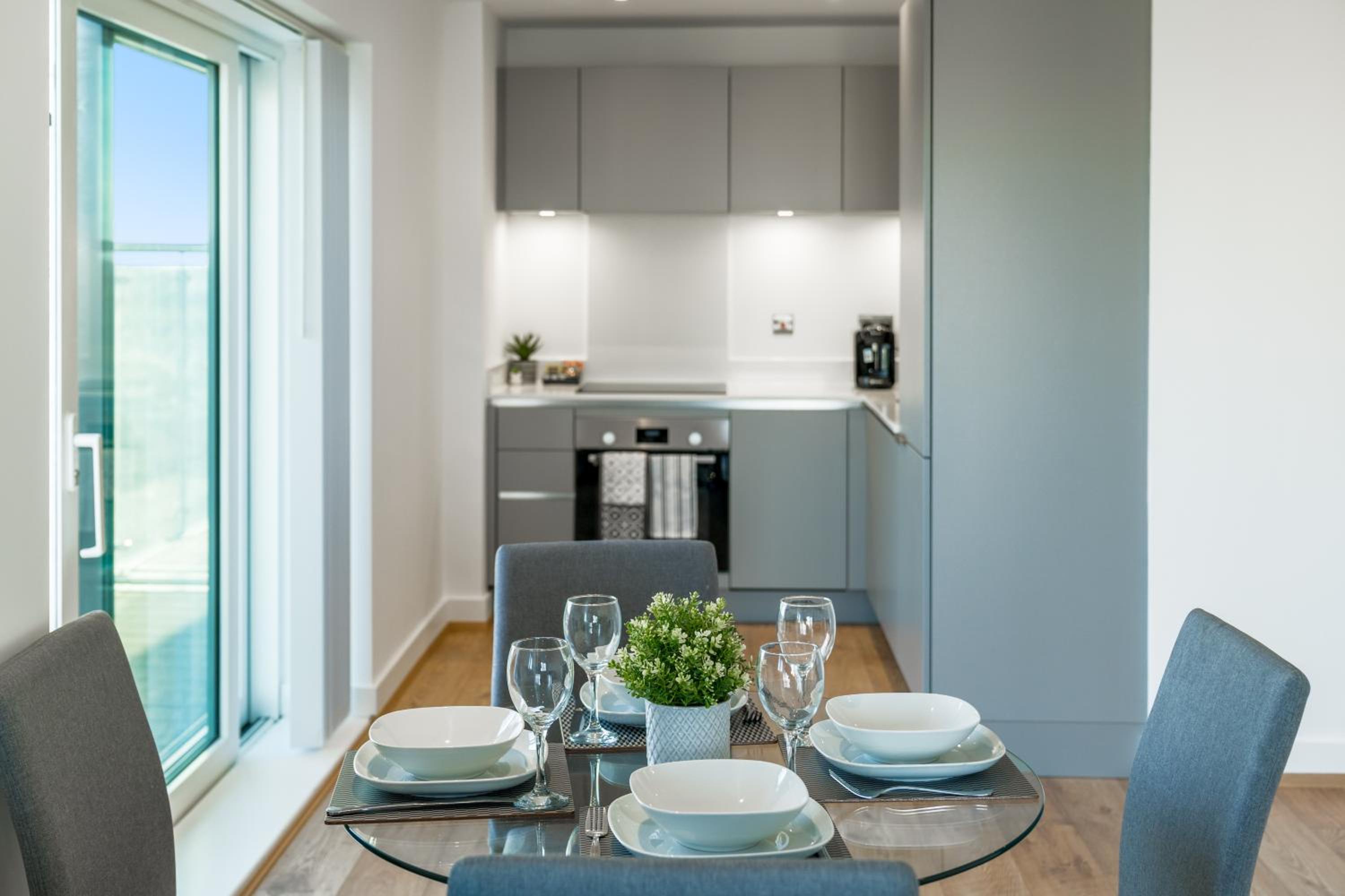 Skyvillion - London Top Floor Apartments With River Thames Views by Woolwich Ferry, Near London Excel, O2 Arena, City Airport, Free WiFi & Parking, GREAT R