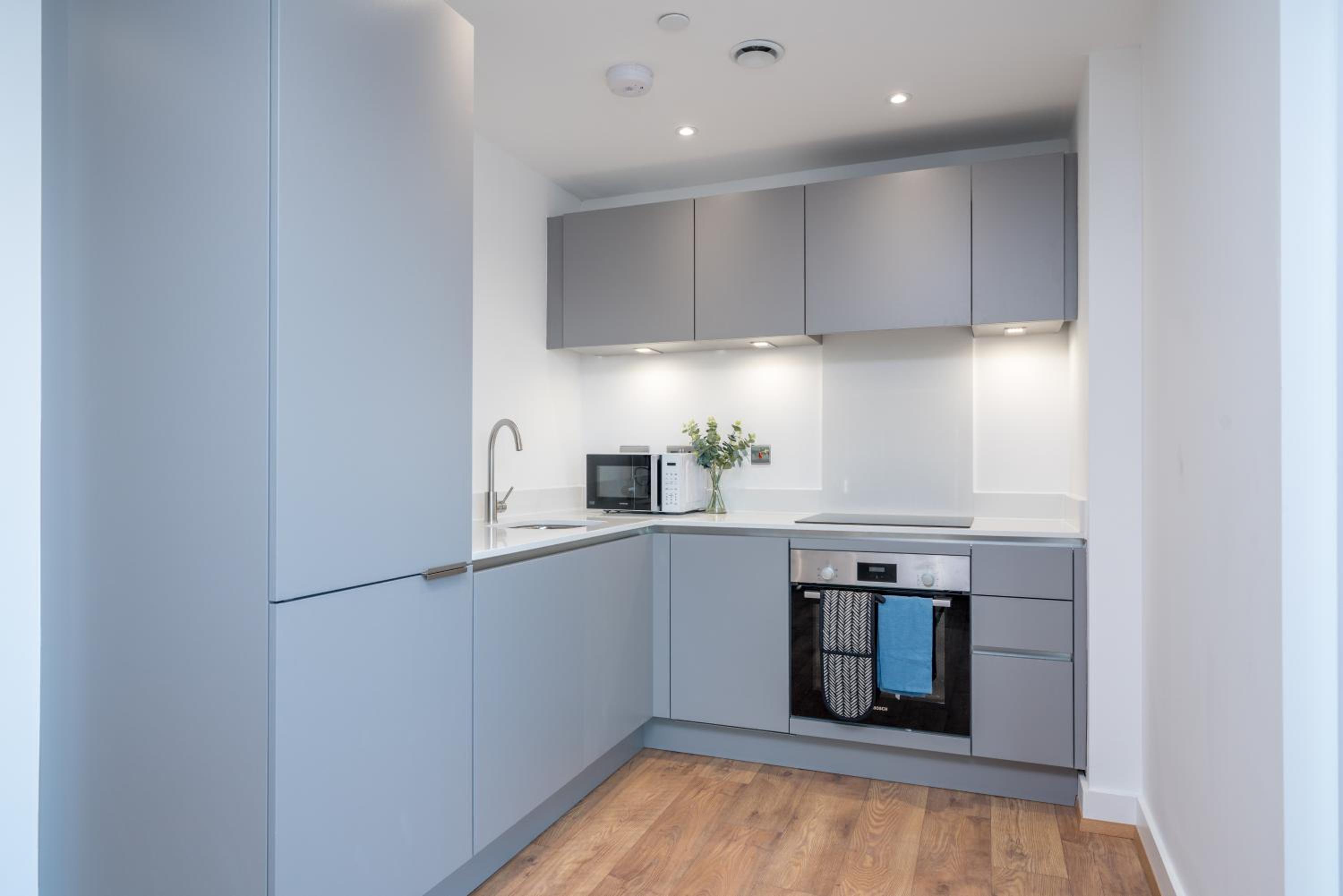 Skyvillion - London Top Floor Apartments With River Thames Views by Woolwich Ferry, Near London Excel, O2 Arena, City Airport, Free WiFi & Parking, GREAT R