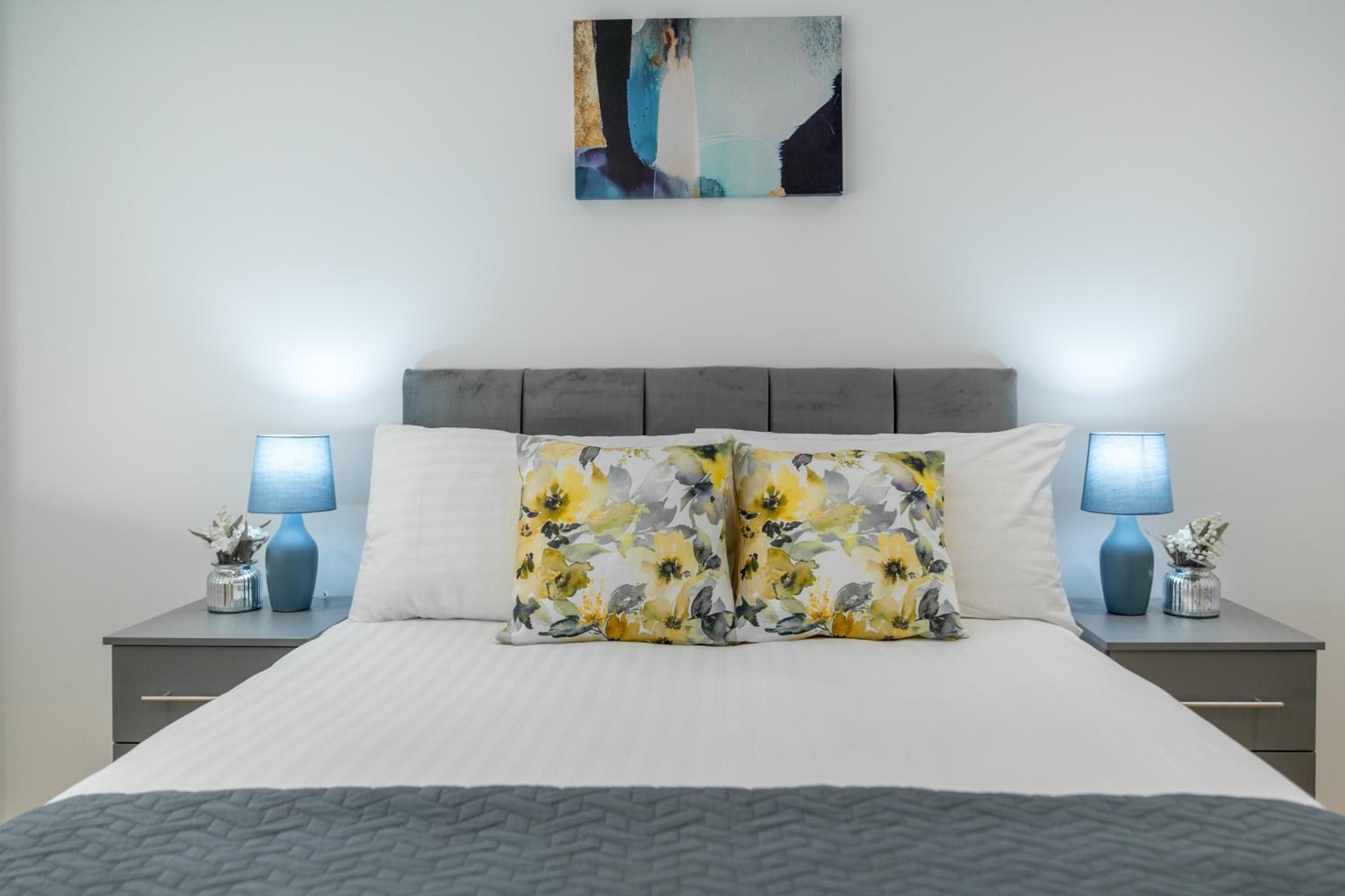 Skyvillion - London Top Floor Apartments With River Thames Views by Woolwich Ferry, Near London Excel, O2 Arena, City Airport, Free WiFi & Parking, GREAT R