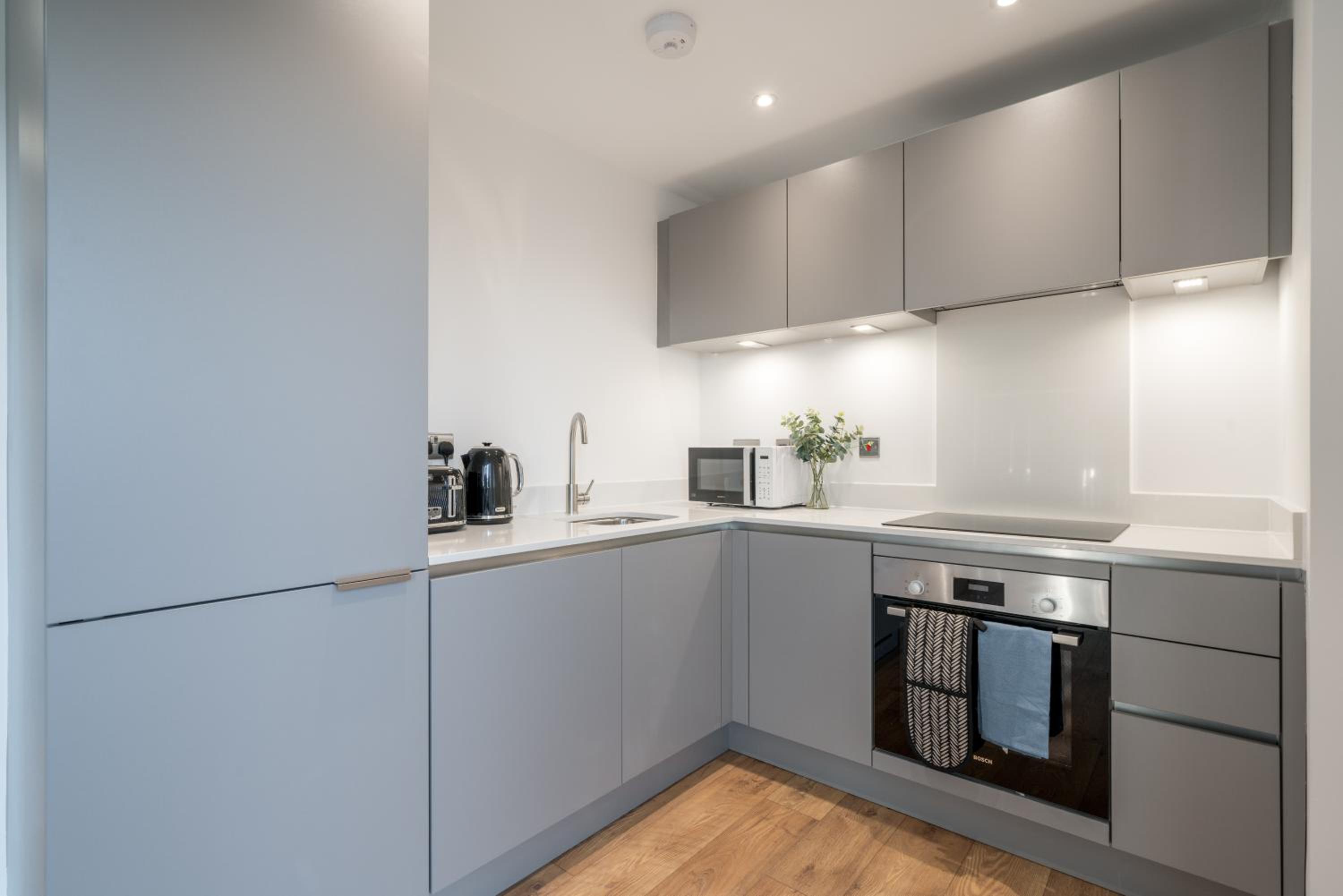 Skyvillion - London Top Floor Apartments With River Thames Views by Woolwich Ferry, Near London Excel, O2 Arena, City Airport, Free WiFi & Parking, GREAT R