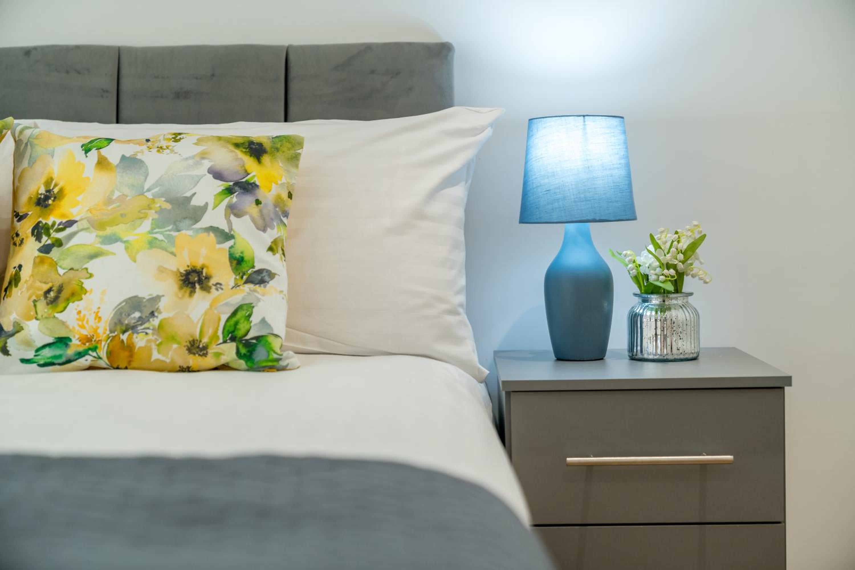 Skyvillion - London Top Floor Apartments With River Thames Views by Woolwich Ferry, Near London Excel, O2 Arena, City Airport, Free WiFi & Parking, GREAT R