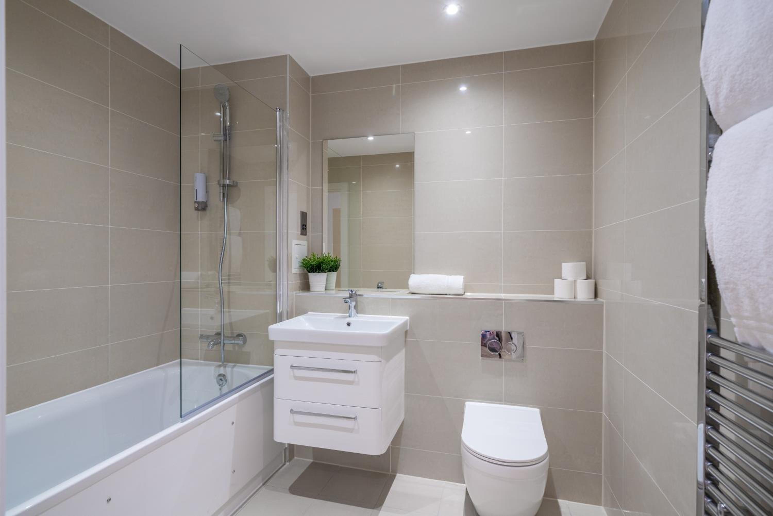Skyvillion - London Top Floor Apartments With River Thames Views by Woolwich Ferry, Near London Excel, O2 Arena, City Airport, Free WiFi & Parking, GREAT R