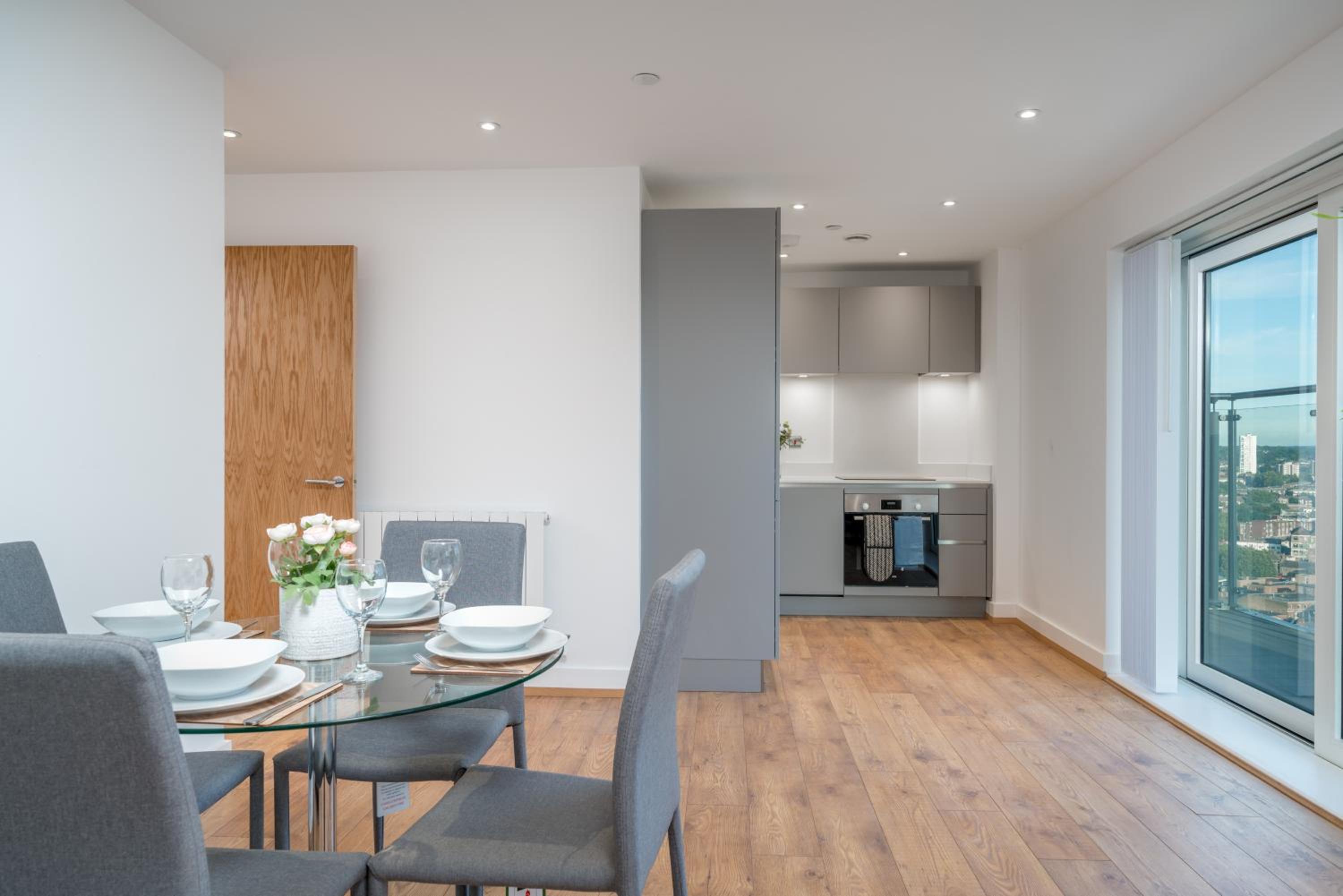 Skyvillion - London Top Floor Apartments With River Thames Views by Woolwich Ferry, Near London Excel, O2 Arena, City Airport, Free WiFi & Parking, GREAT R