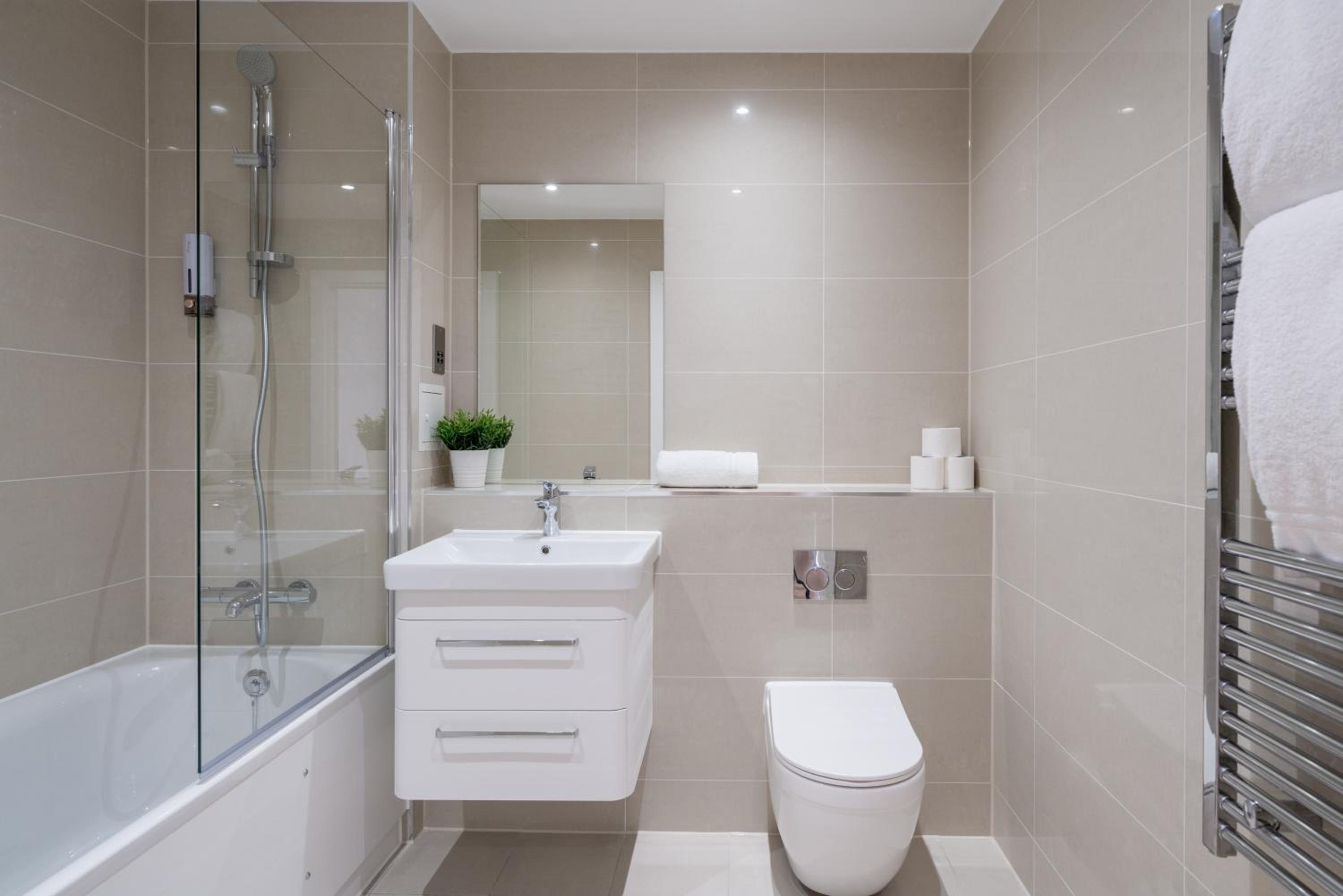 Skyvillion - London Top Floor Apartments With River Thames Views by Woolwich Ferry, Near London Excel, O2 Arena, City Airport, Free WiFi & Parking, GREAT R