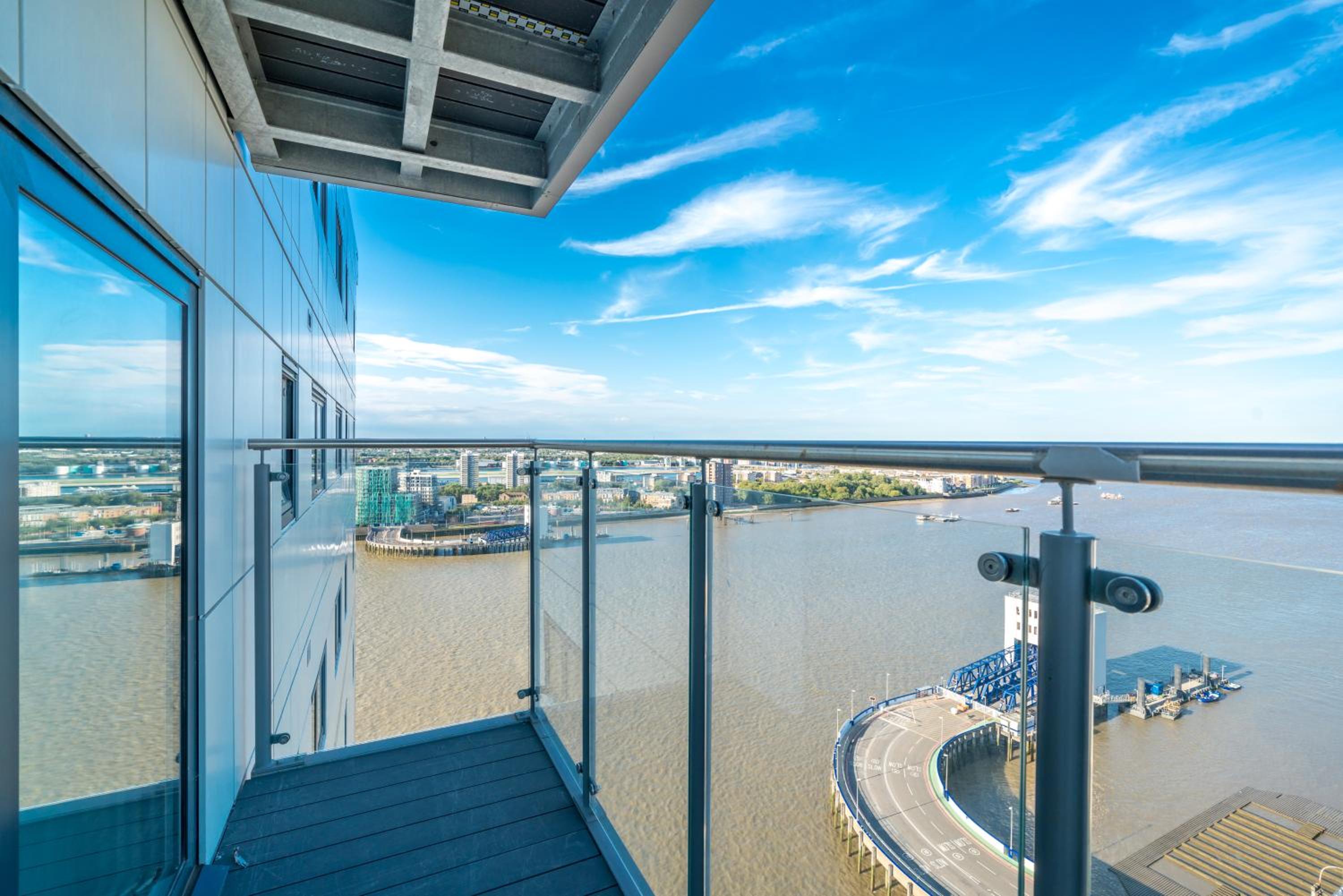 Skyvillion - London Top Floor Apartments With River Thames Views by Woolwich Ferry, Near London Excel, O2 Arena, City Airport, Free WiFi & Parking, GREAT R