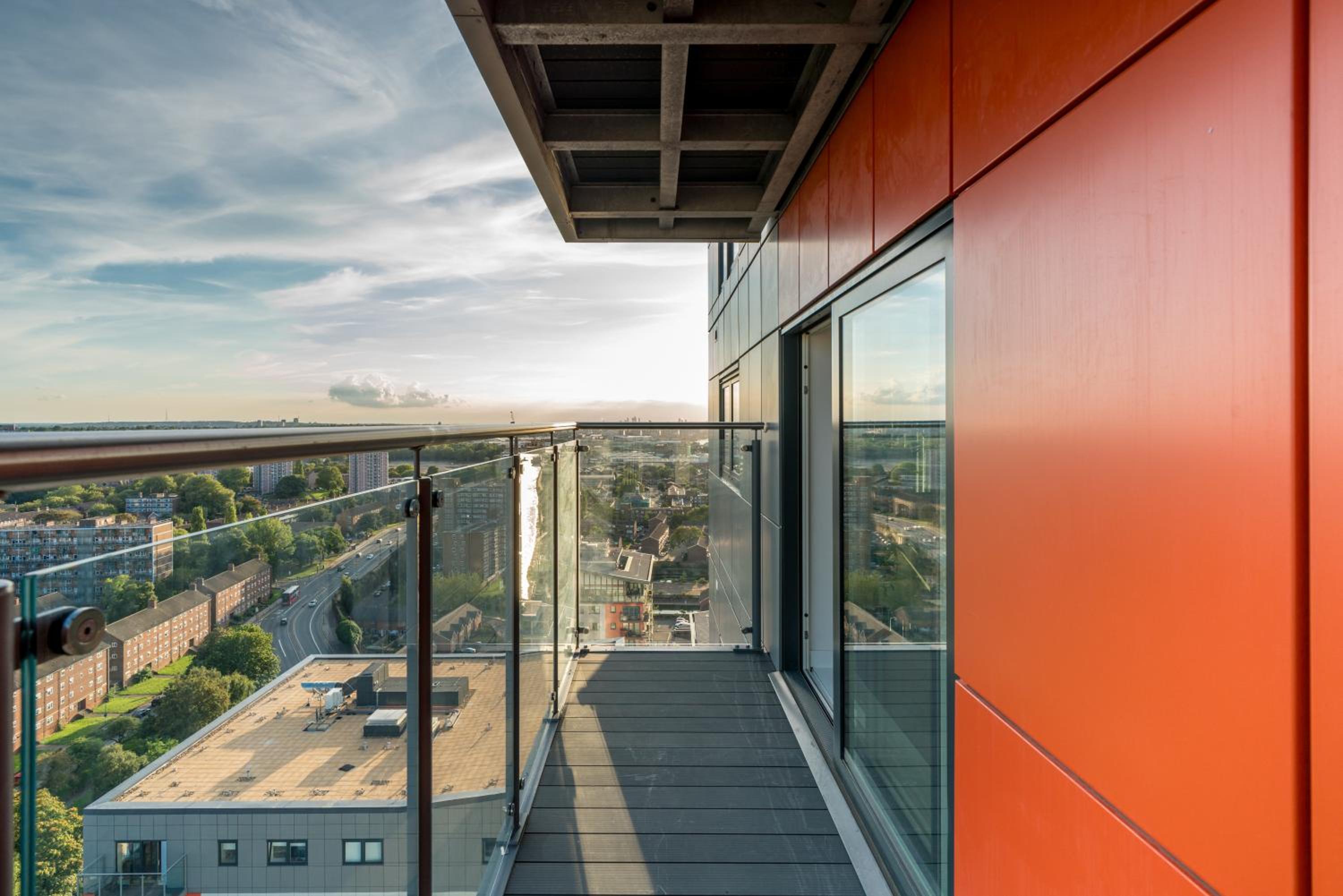 Skyvillion - London Top Floor Apartments With River Thames Views by Woolwich Ferry, Near London Excel, O2 Arena, City Airport, Free WiFi & Parking, GREAT R