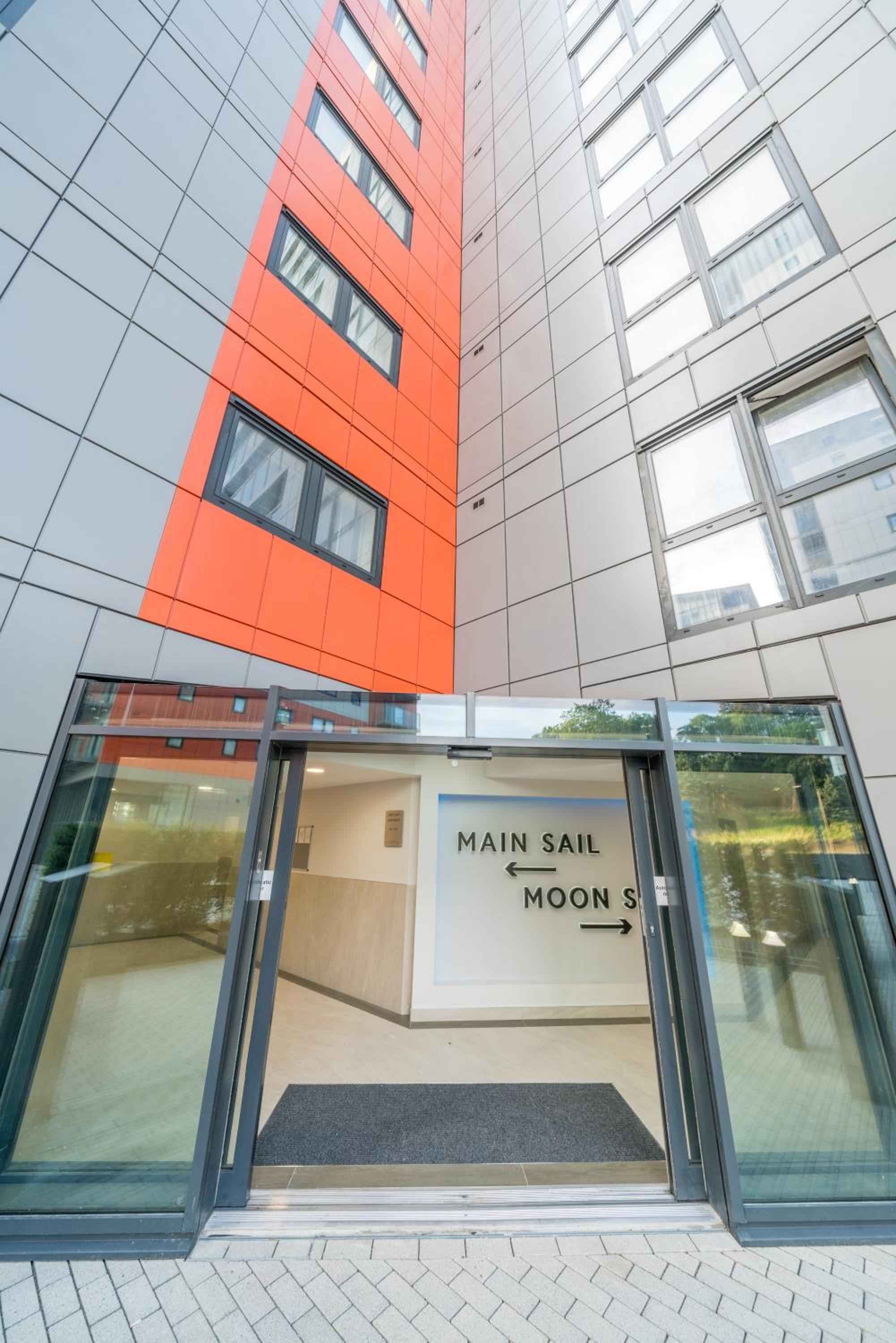 Skyvillion - London Top Floor Apartments With River Thames Views by Woolwich Ferry, Near London Excel, O2 Arena, City Airport, Free WiFi & Parking, GREAT R