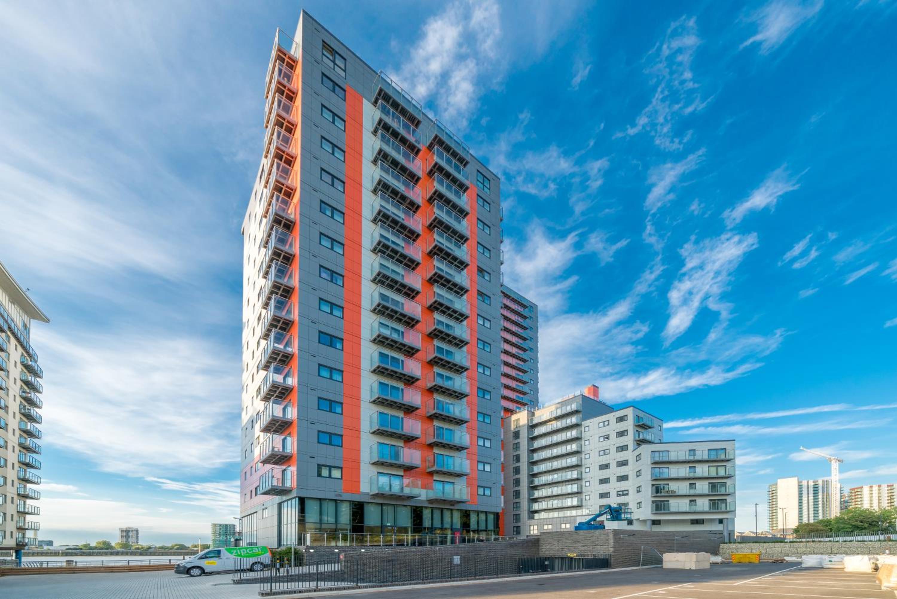 Skyvillion - London Top Floor Apartments With River Thames Views by Woolwich Ferry, Near London Excel, O2 Arena, City Airport, Free WiFi & Parking, GREAT R