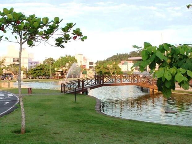 Apartamento Moderno ao Lado da Oktoberfest - Piscina & Academia - Wi-Fi & Estacionamento Gratuito