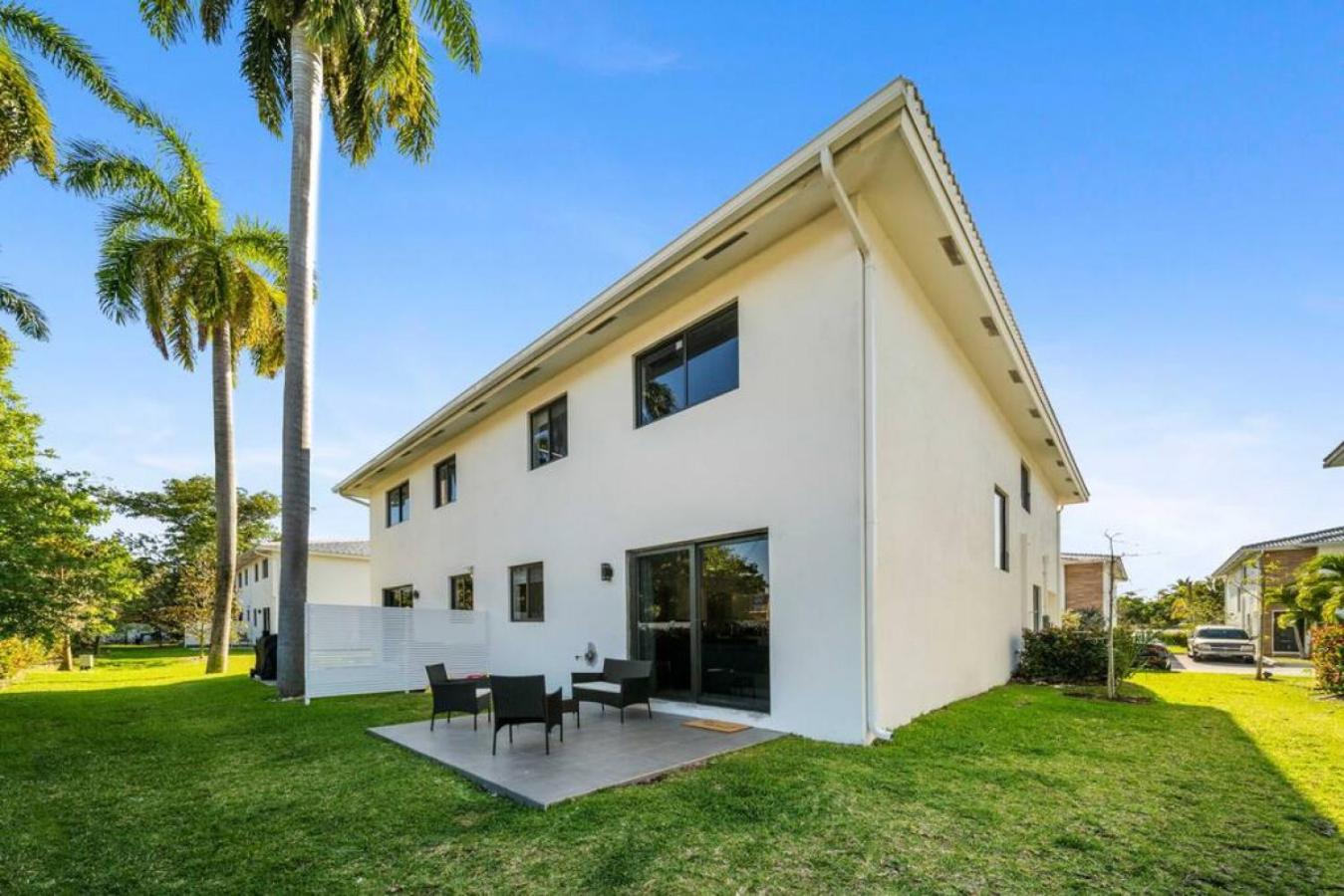 Modern RocknHome Near Hard Rock and FLL Airport view 5