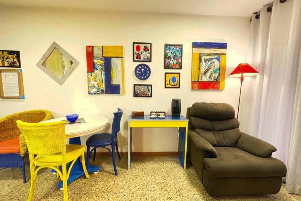 Cond LIFE RESORT Se sinta dentro de uma obra de arte do artista Joan Miro 5 min da Esplanada dos Ministerios COM ATENDIMENTO DE CHECKIN E MIMOS PERSONALIZA