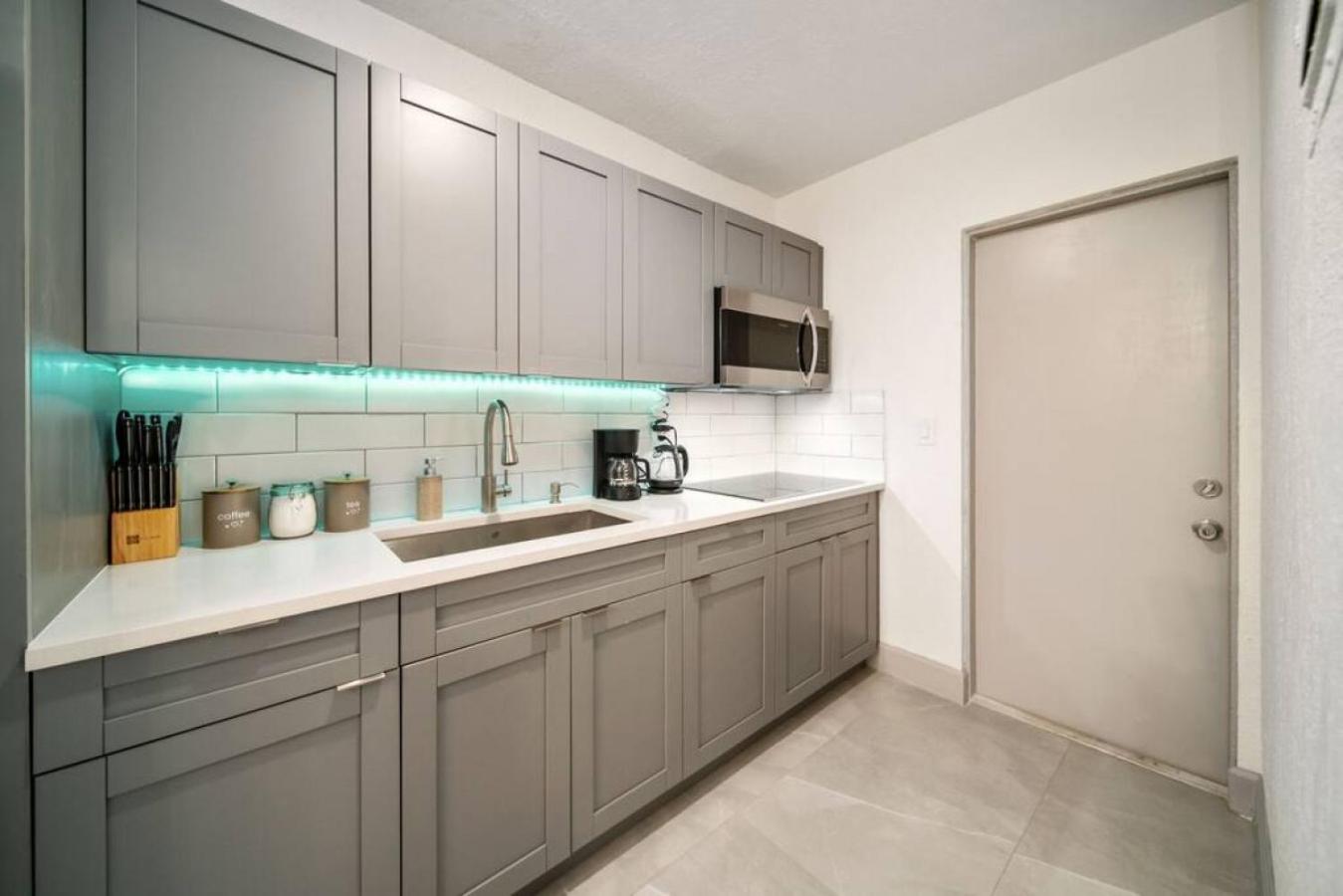 Las Olas Newly Renovated Coastal 1BR Near Beach