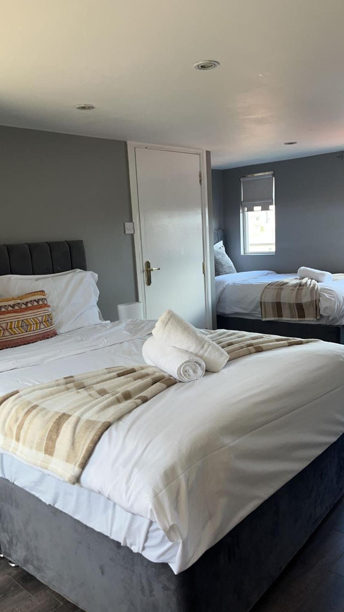 MASSIVE 4 Bed home walking distance to the City lights, perfect for business trips view 2