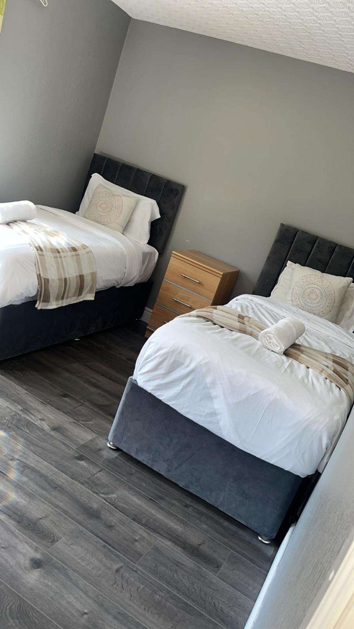 MASSIVE 4 Bed home walking distance to the City lights, perfect for business trips view 5