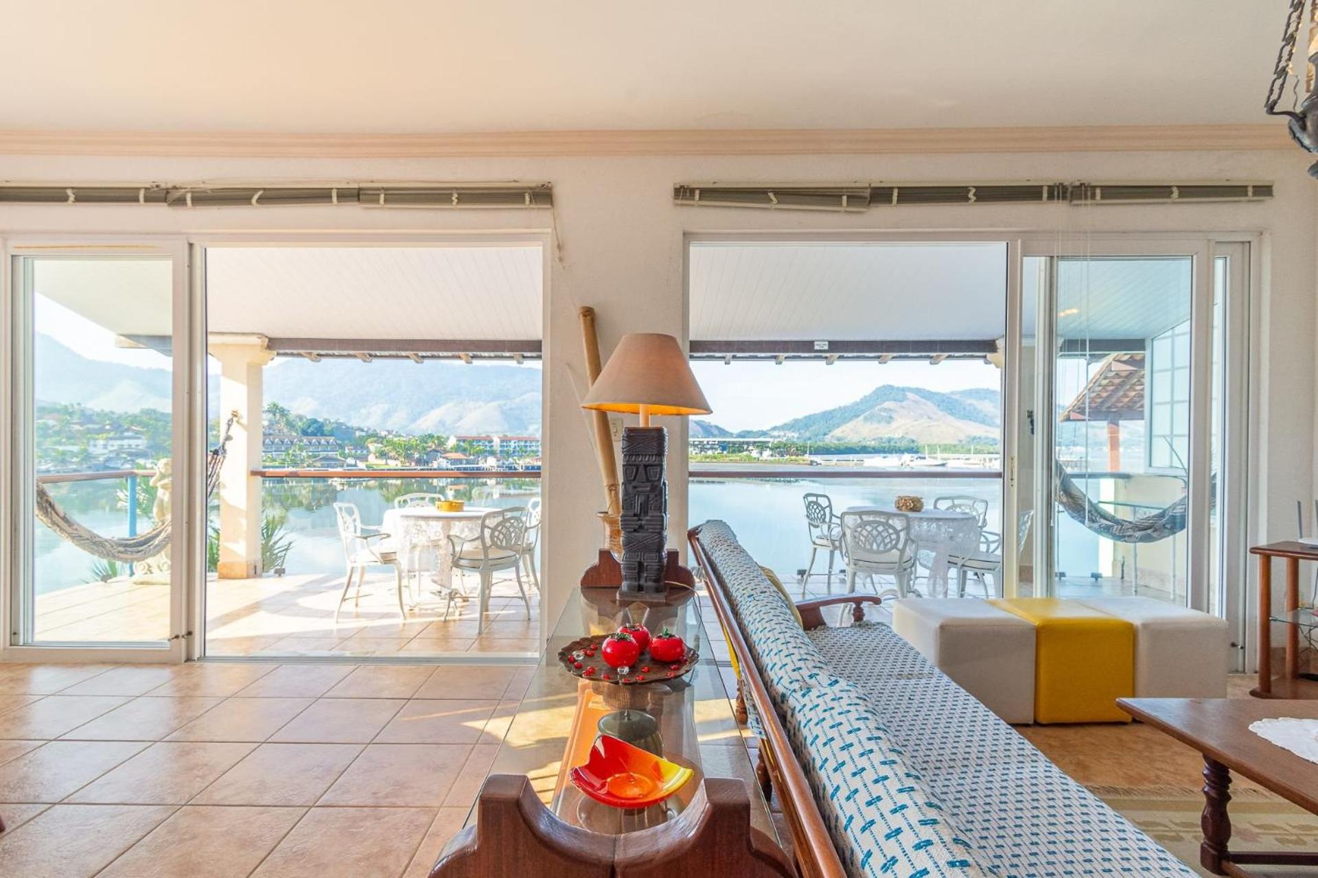 Magnífica casa, com praia particular, em Angra