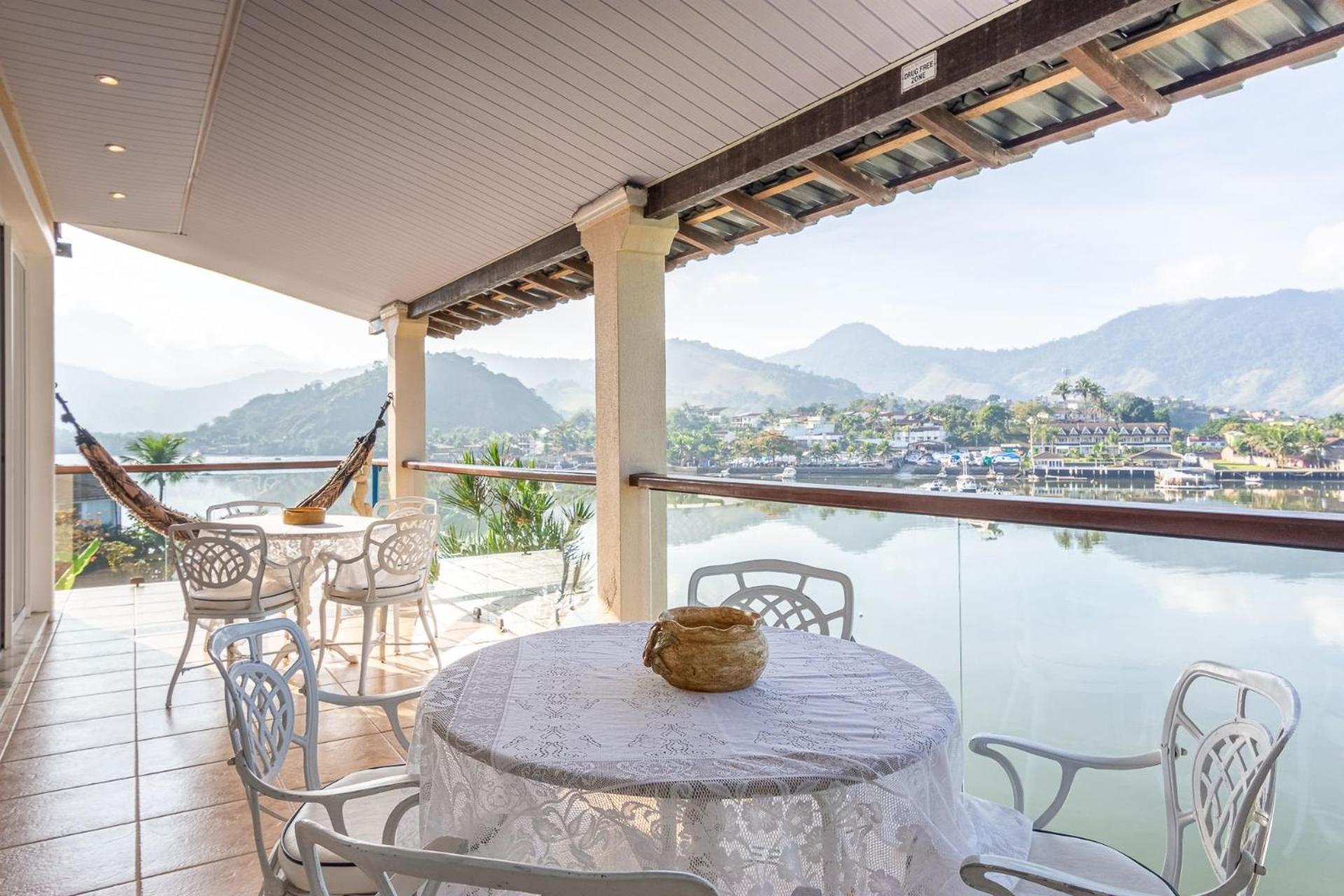 Magnífica casa, com praia particular, em Angra