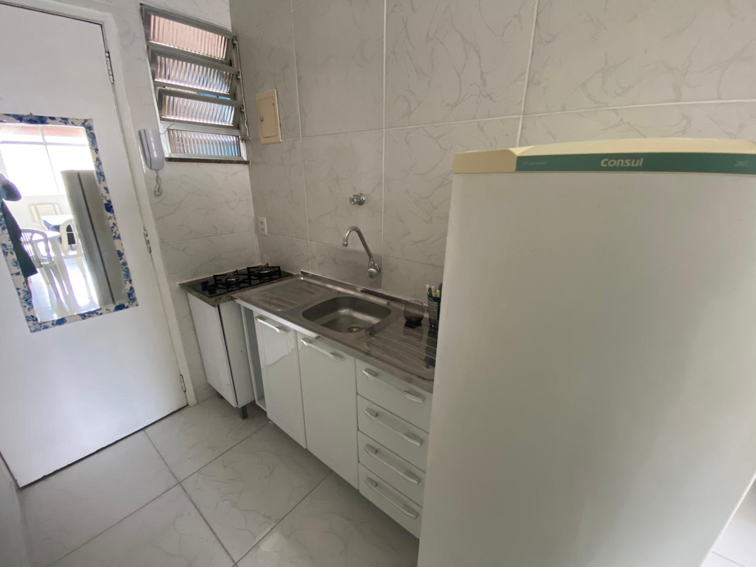 Studio completo na praia de Copacabana com ar, wifi, netflix, até 4 pessoas, FUNDOS CLARO E SILENCIOSO, pauloangerami PJ135