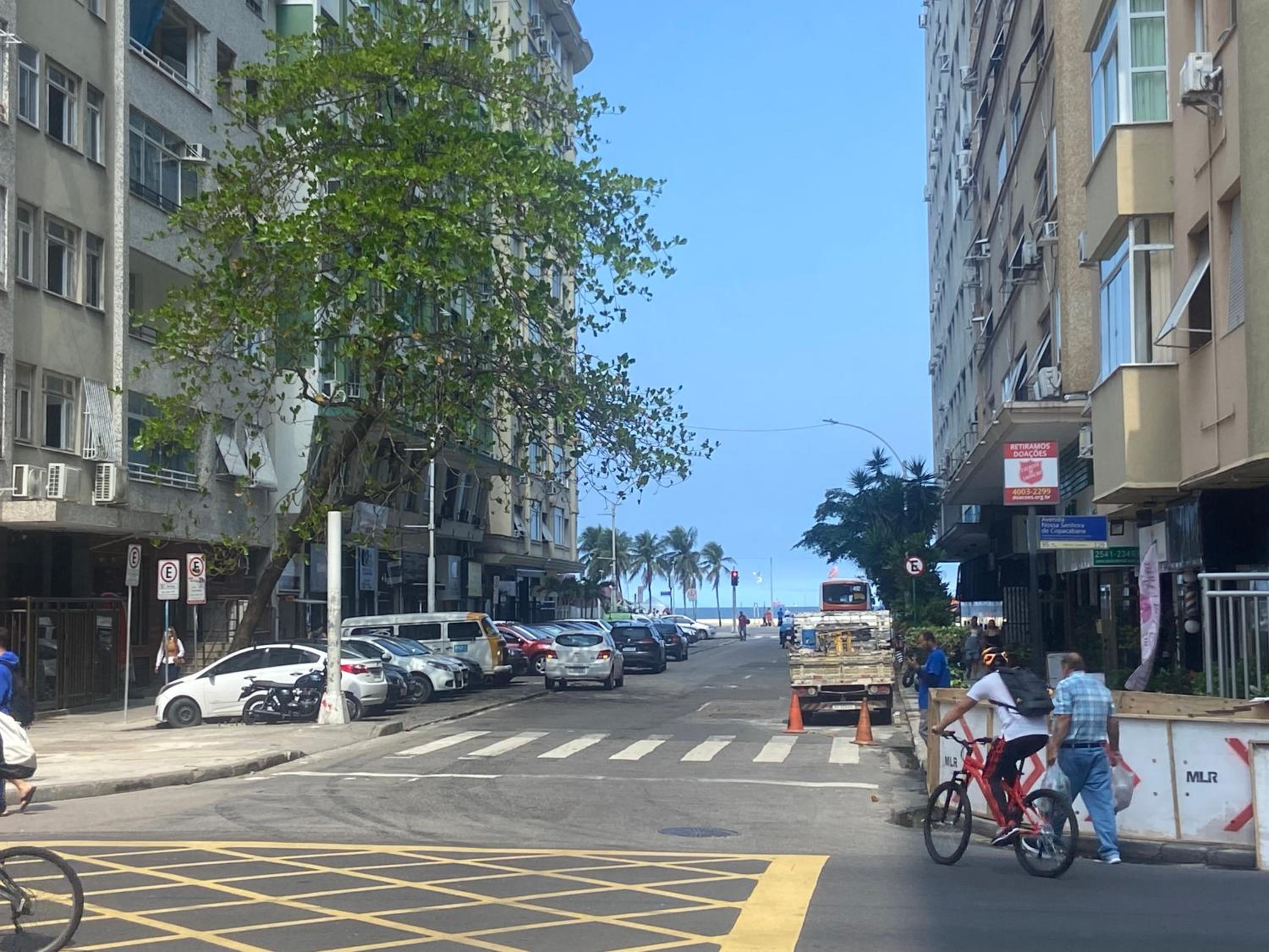 Studio completo na praia de Copacabana com ar, wifi, netflix, até 4 pessoas, FUNDOS CLARO E SILENCIOSO, pauloangerami PJ135