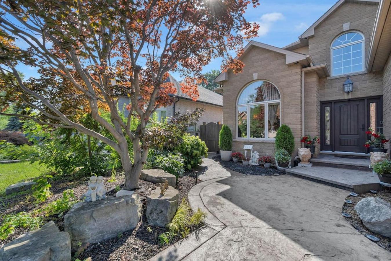 Amazing Luxury 6BR - Pool - 30min to Niagara Falls
