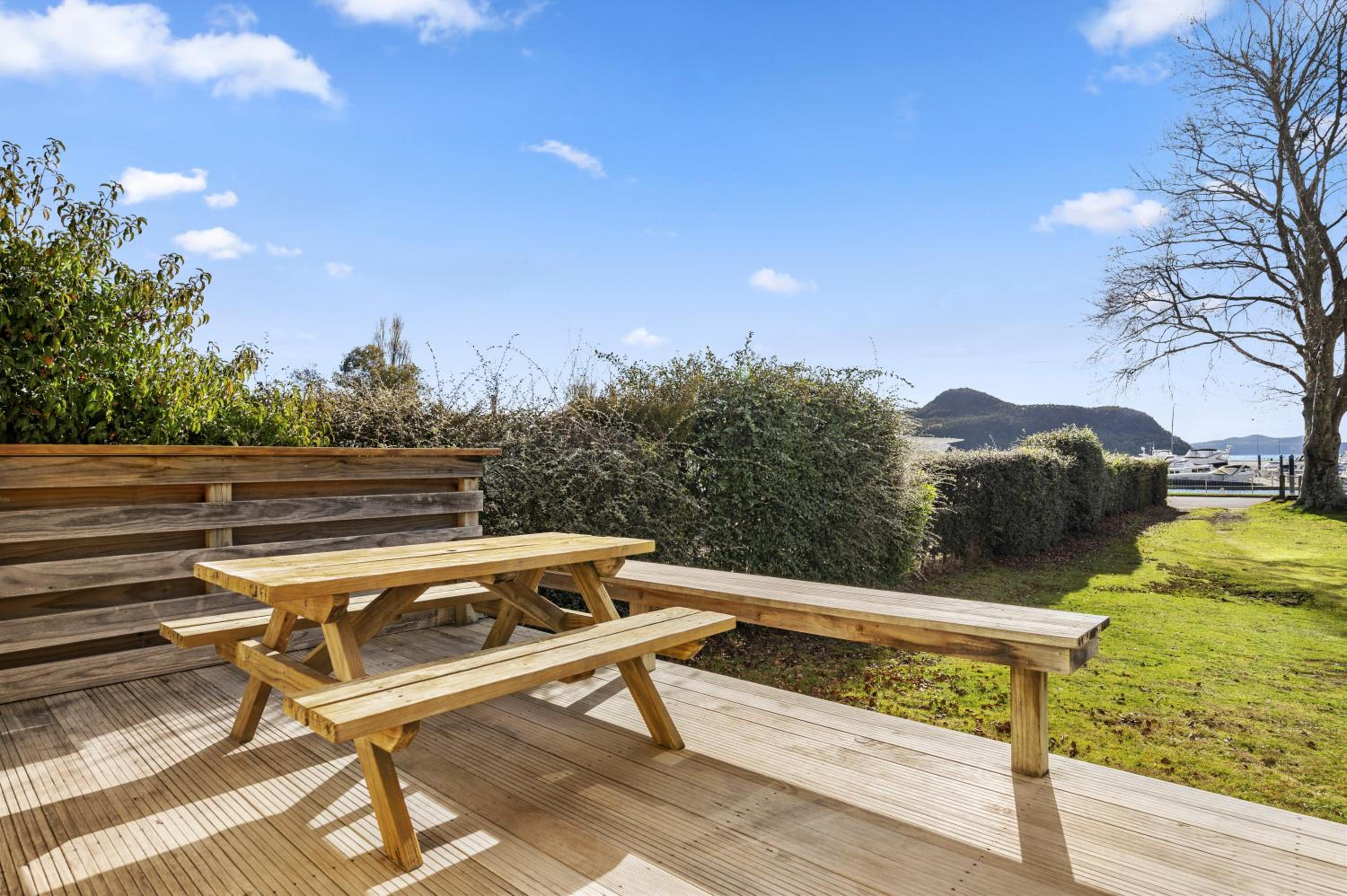 Lakeside Escape - Motuoapa Holiday Home