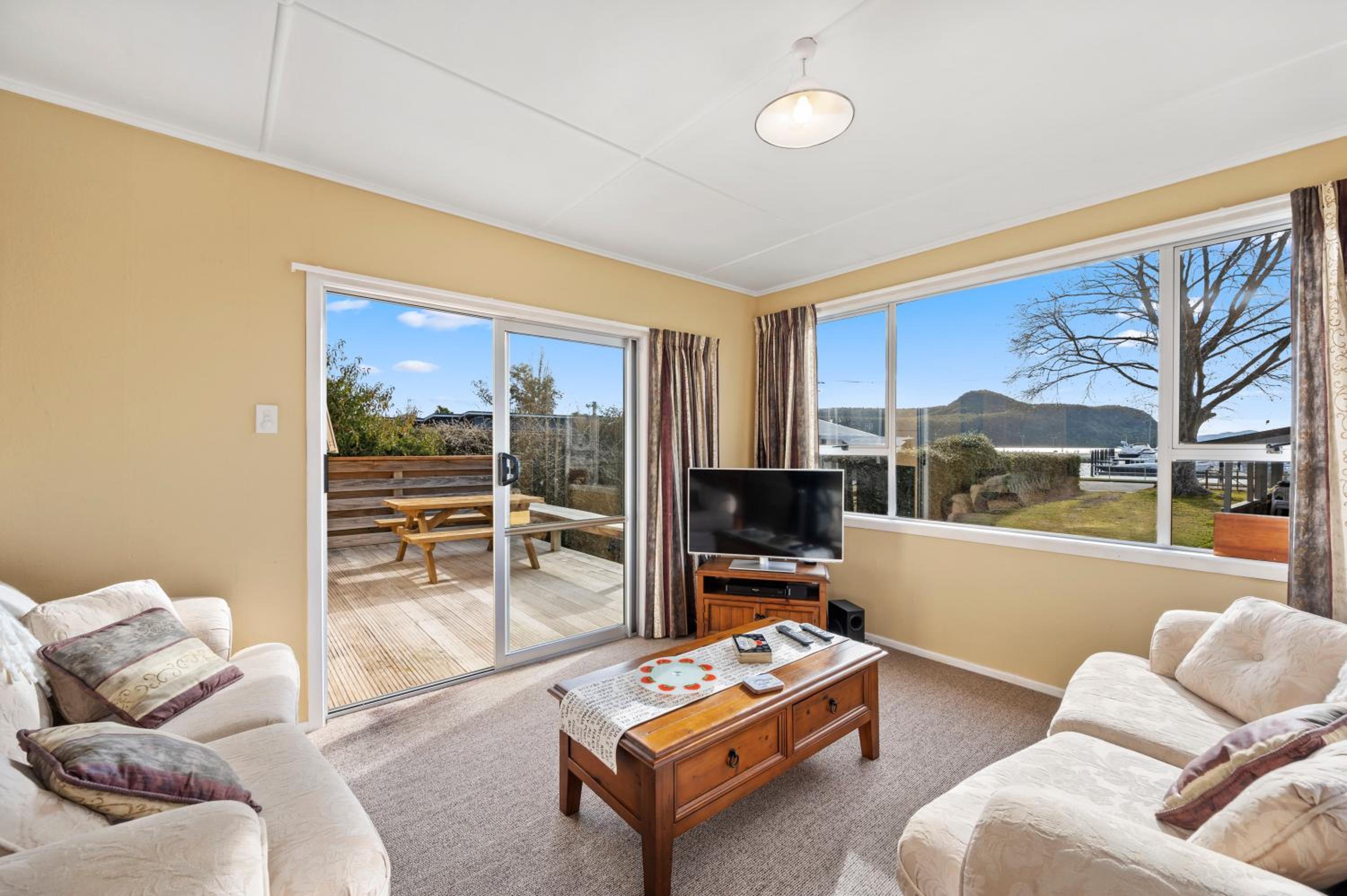 Lakeside Escape - Motuoapa Holiday Home