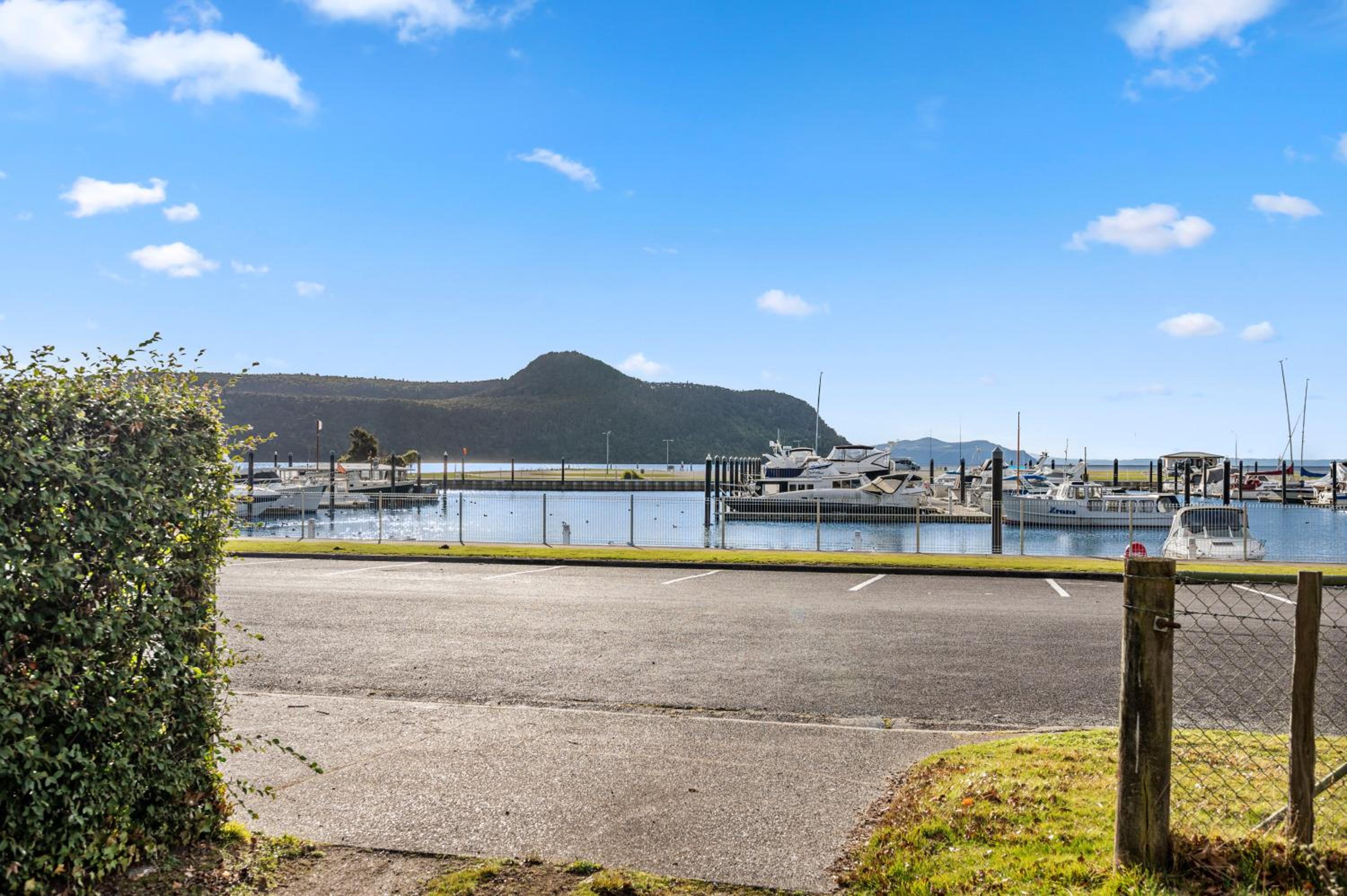 Lakeside Escape - Motuoapa Holiday Home