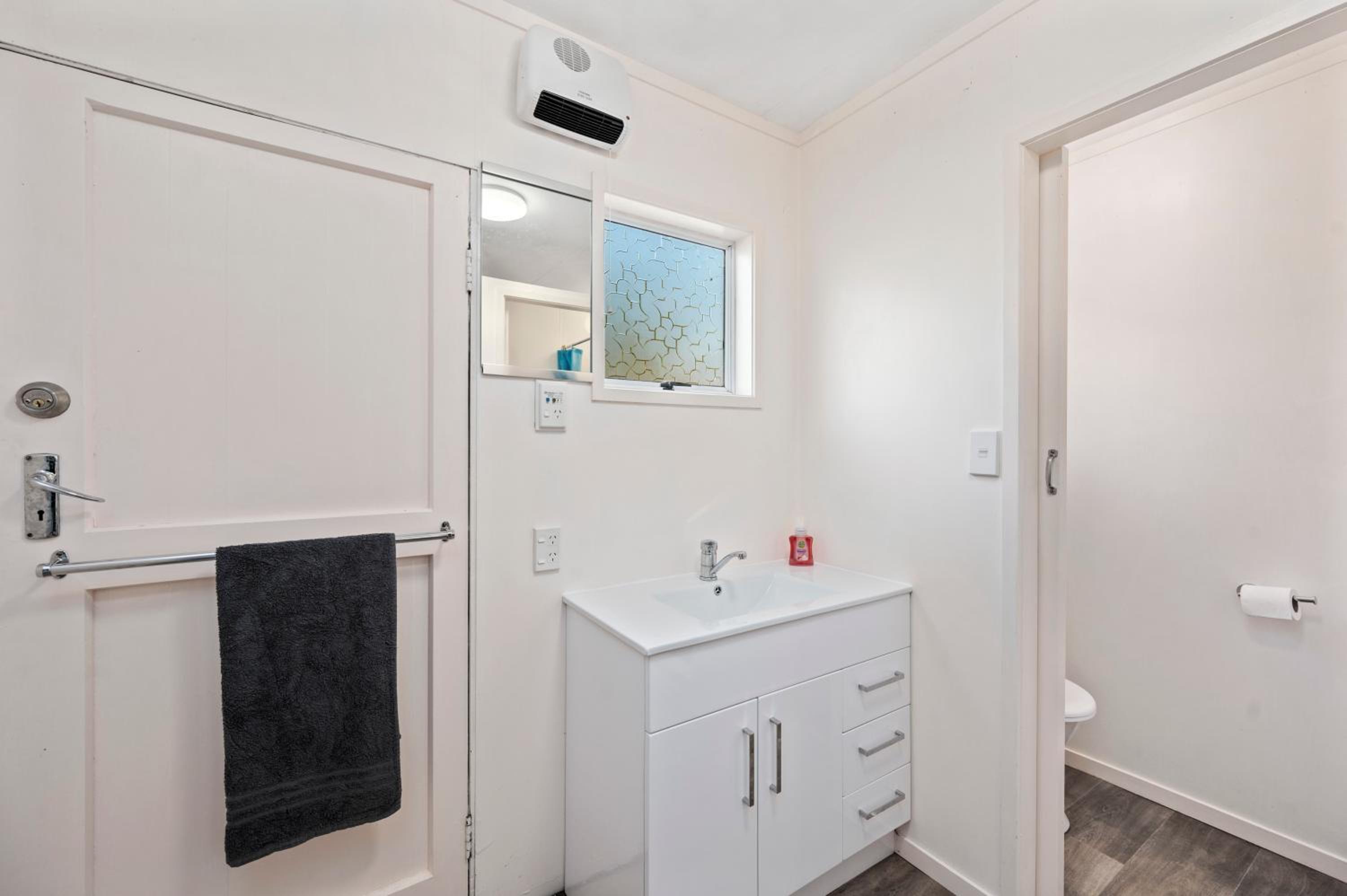 Lakeside Escape - Motuoapa Holiday Home