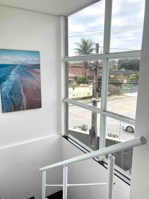 Casa agradável com piscina há 1 quadra da praia.