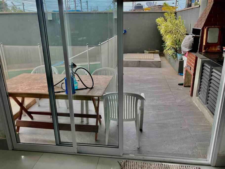 Casa agradável com piscina há 1 quadra da praia.