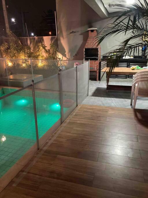Casa agradável com piscina há 1 quadra da praia.