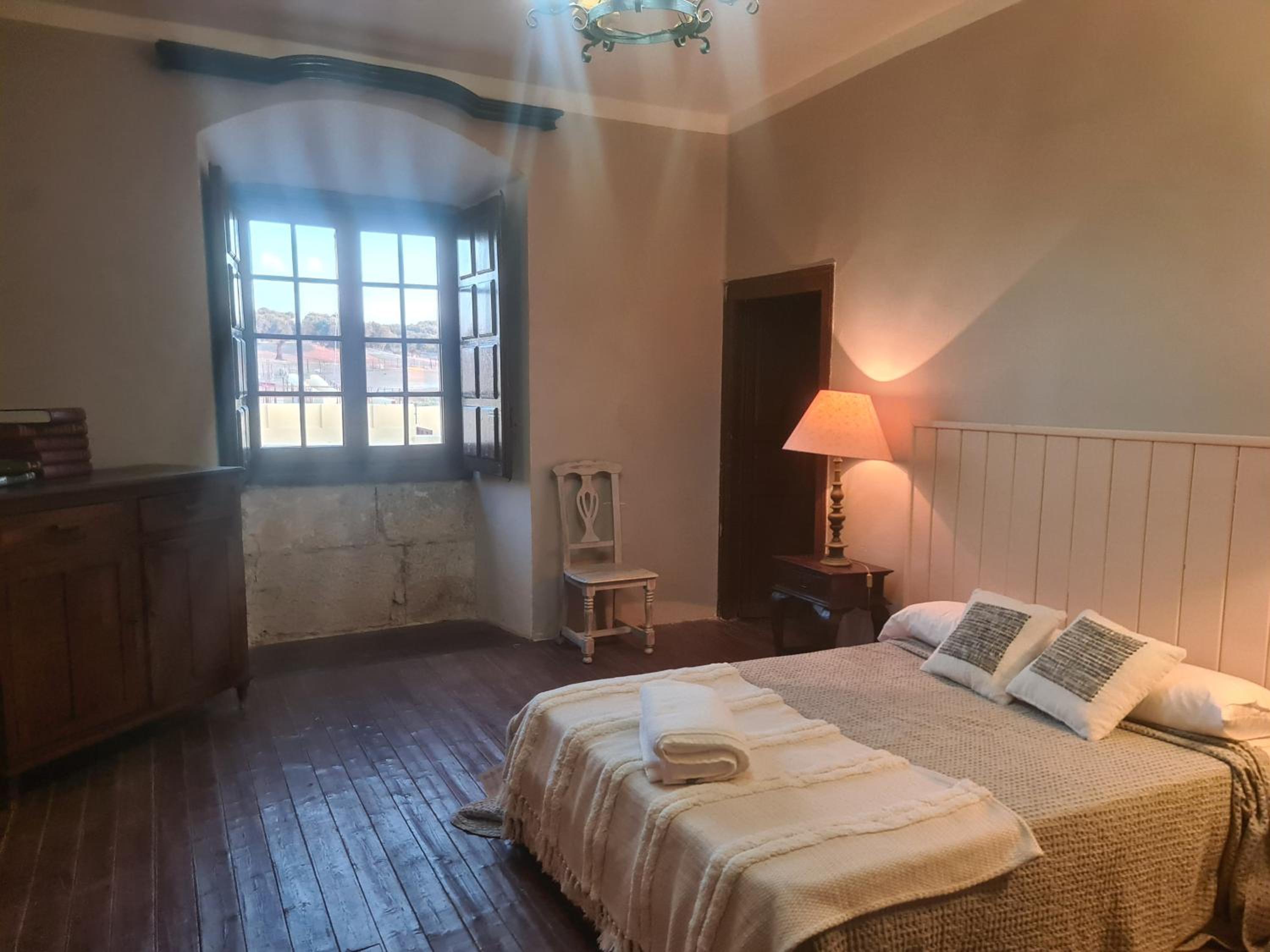 CASA RURAL PALACIO CONDE DE ALDANA con piscina entre encinares y dehesas