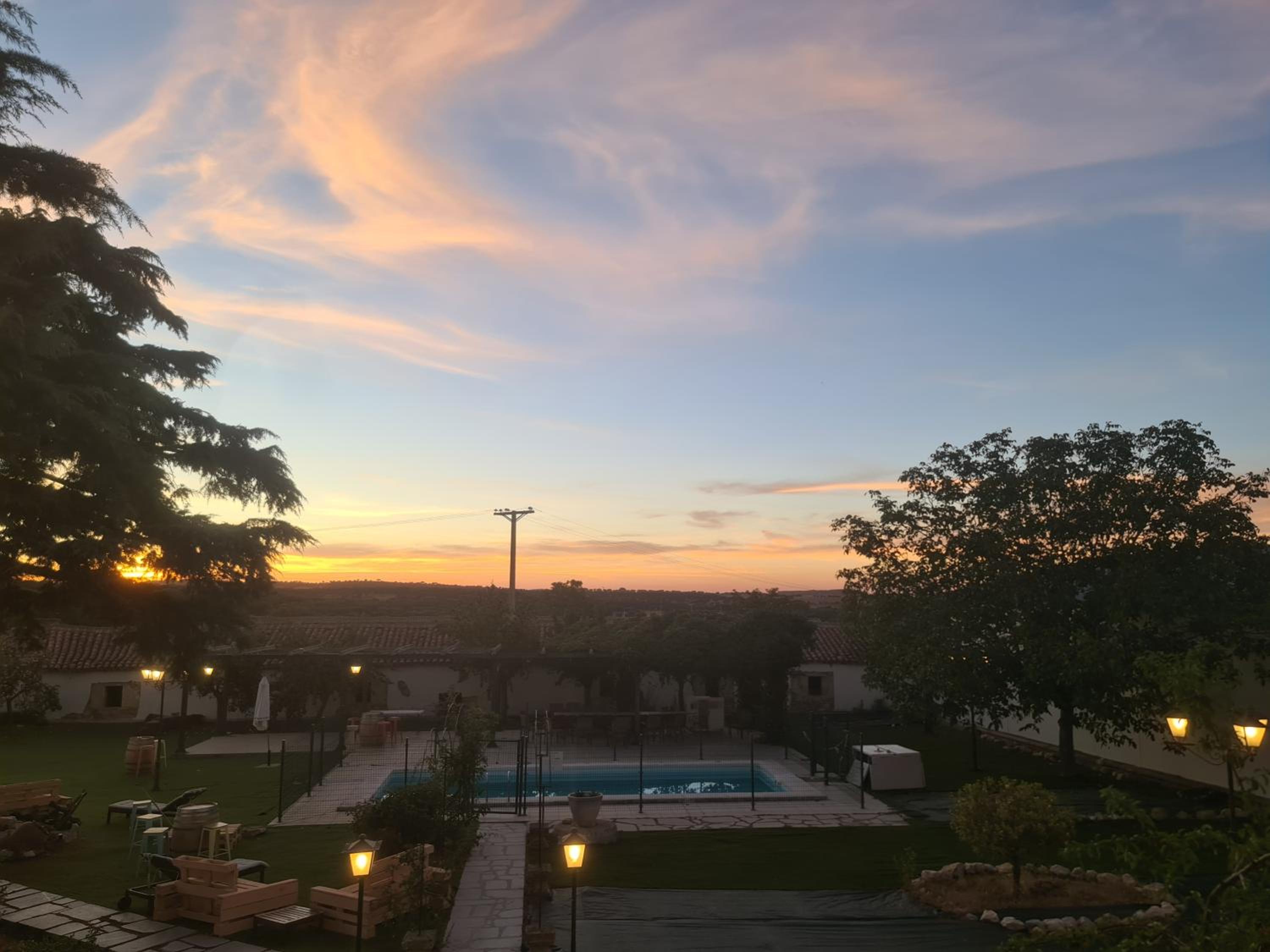 CASA RURAL PALACIO CONDE DE ALDANA con piscina entre encinares y dehesas