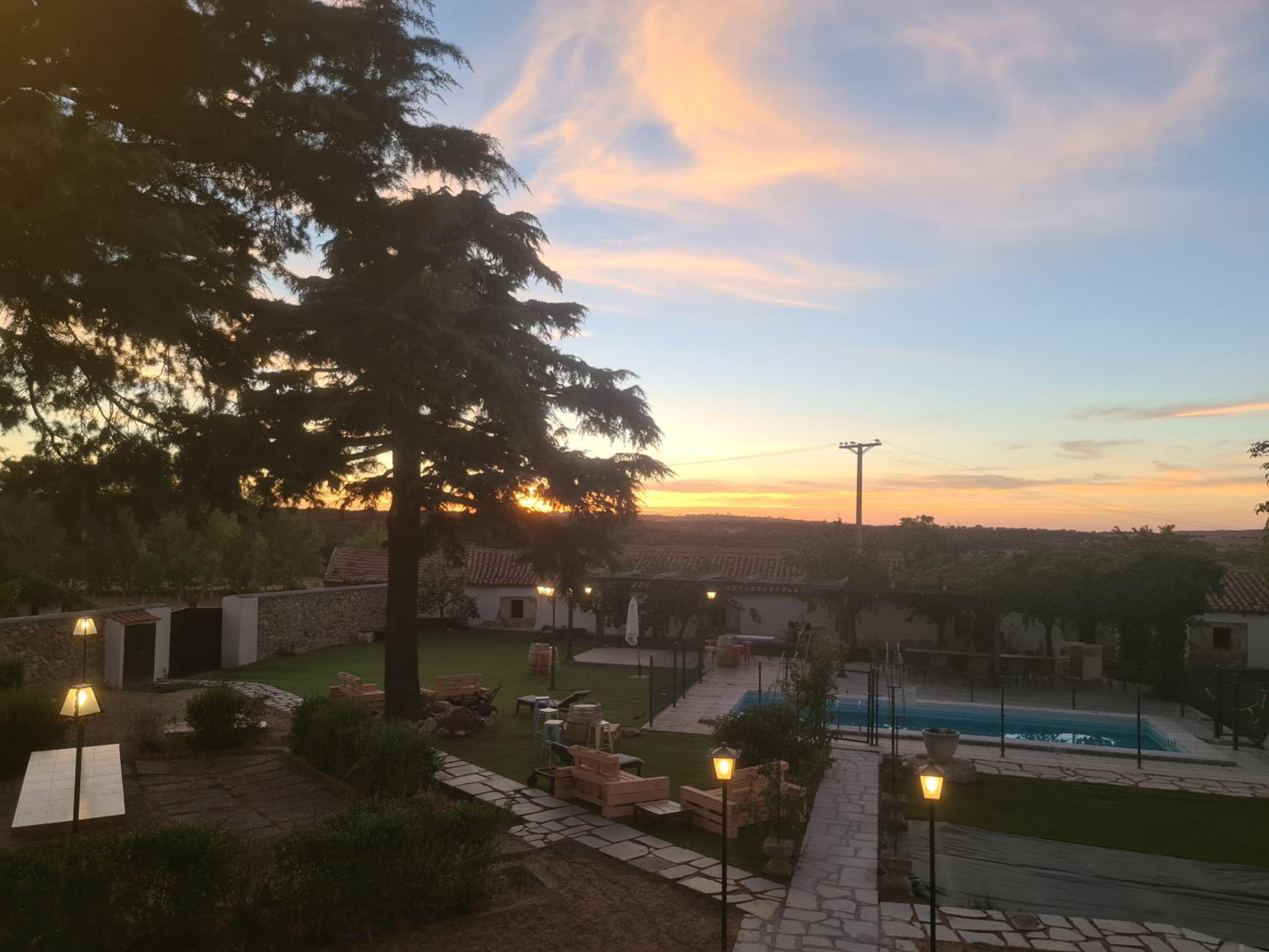 CASA RURAL PALACIO CONDE DE ALDANA con piscina entre encinares y dehesas
