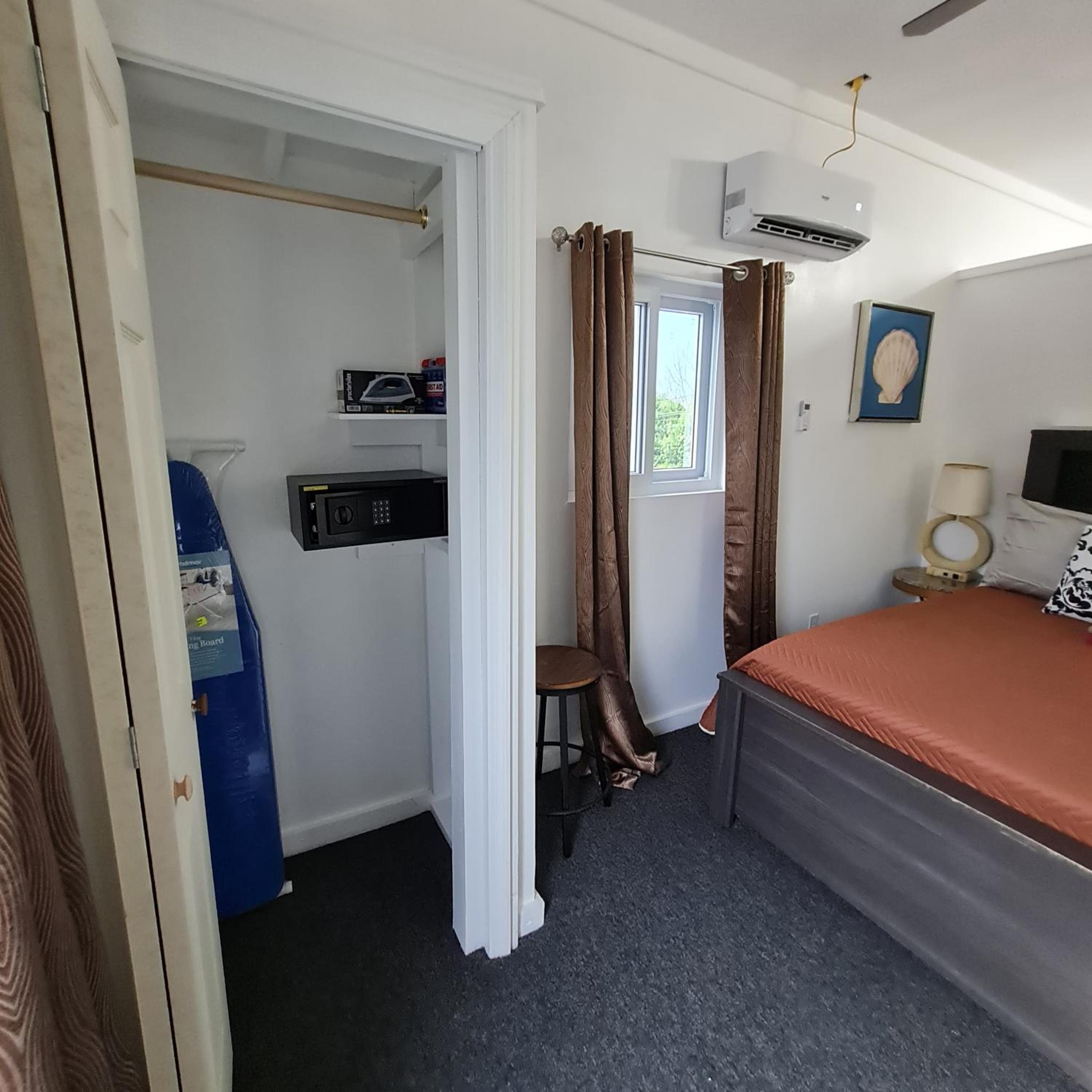 BELL At The Airport Suites Adults Only - Free Airport Transportation