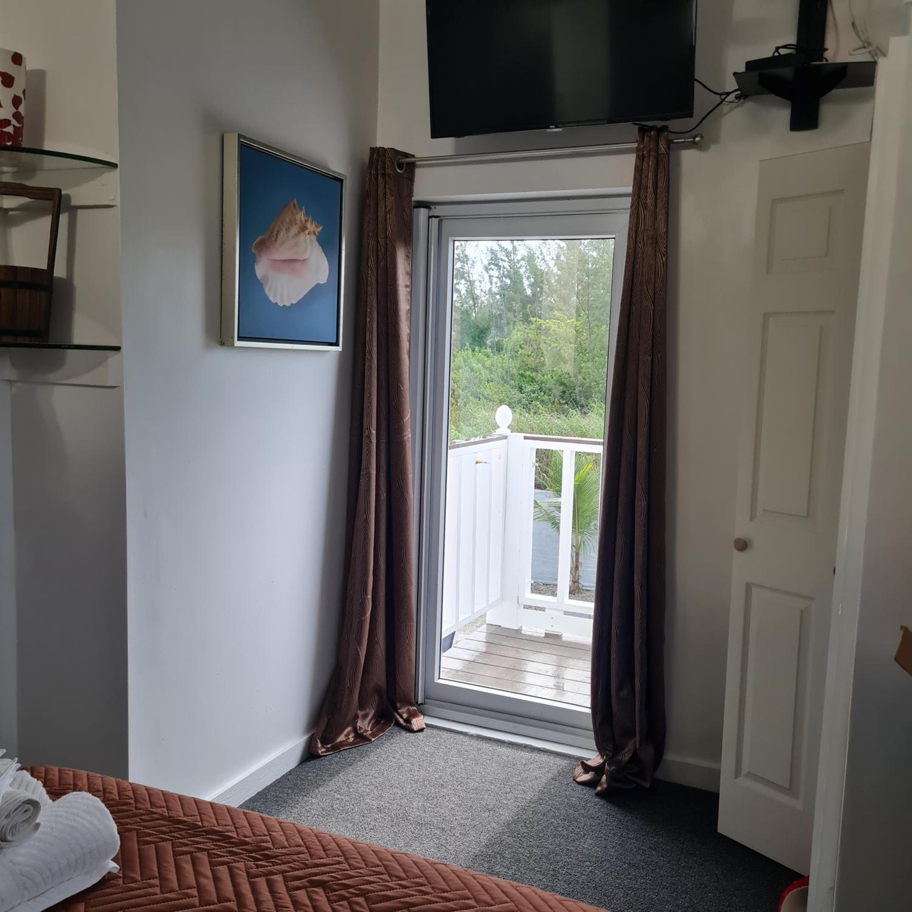 BELL At The Airport Suites Adults Only - Free Airport Transportation